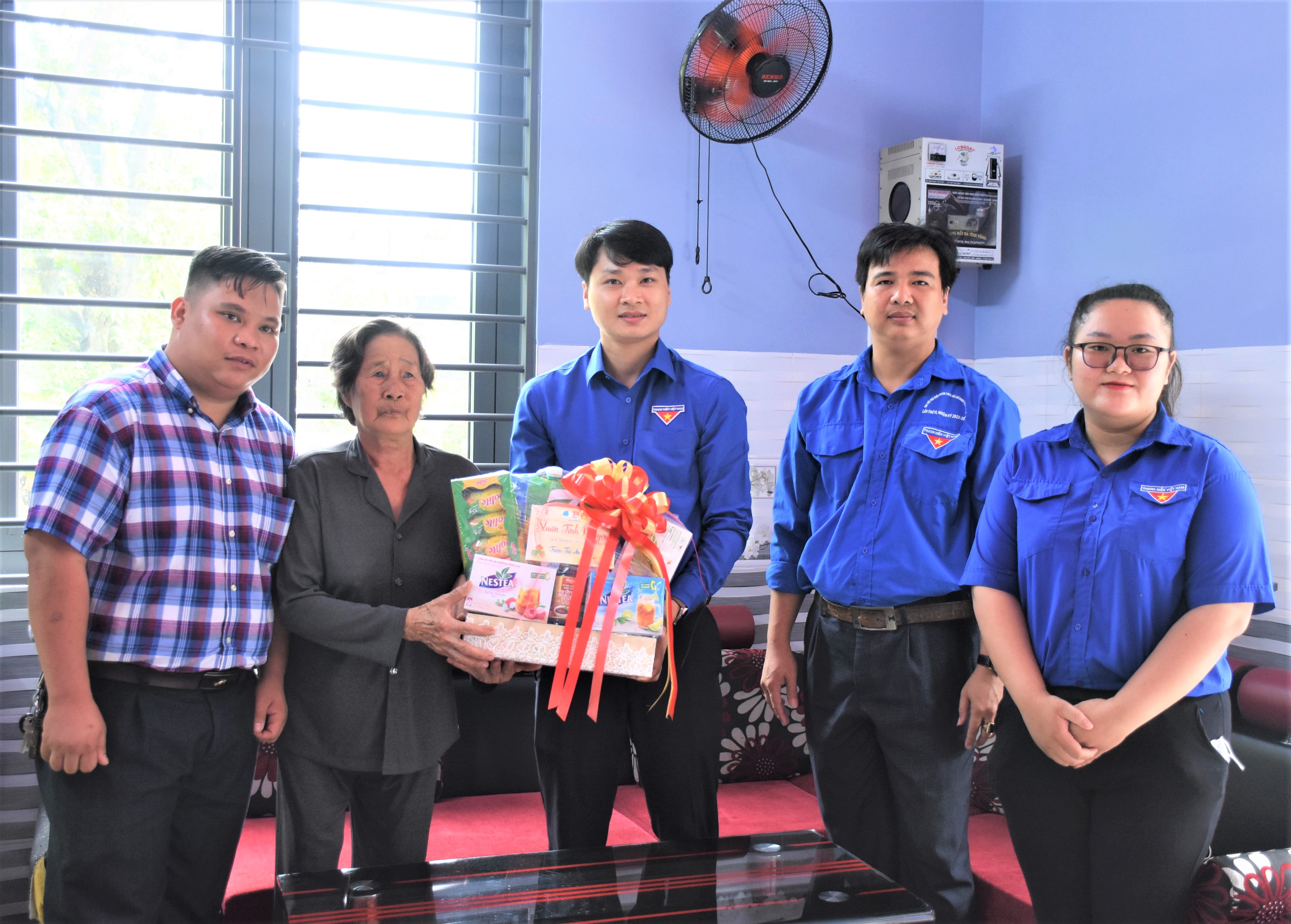 Thị Đoàn Phú Mỹ thăm, tặng quà gia đình chính sách, người có công  vào dịp lễ, Tết, ngày kỷ niệm.
