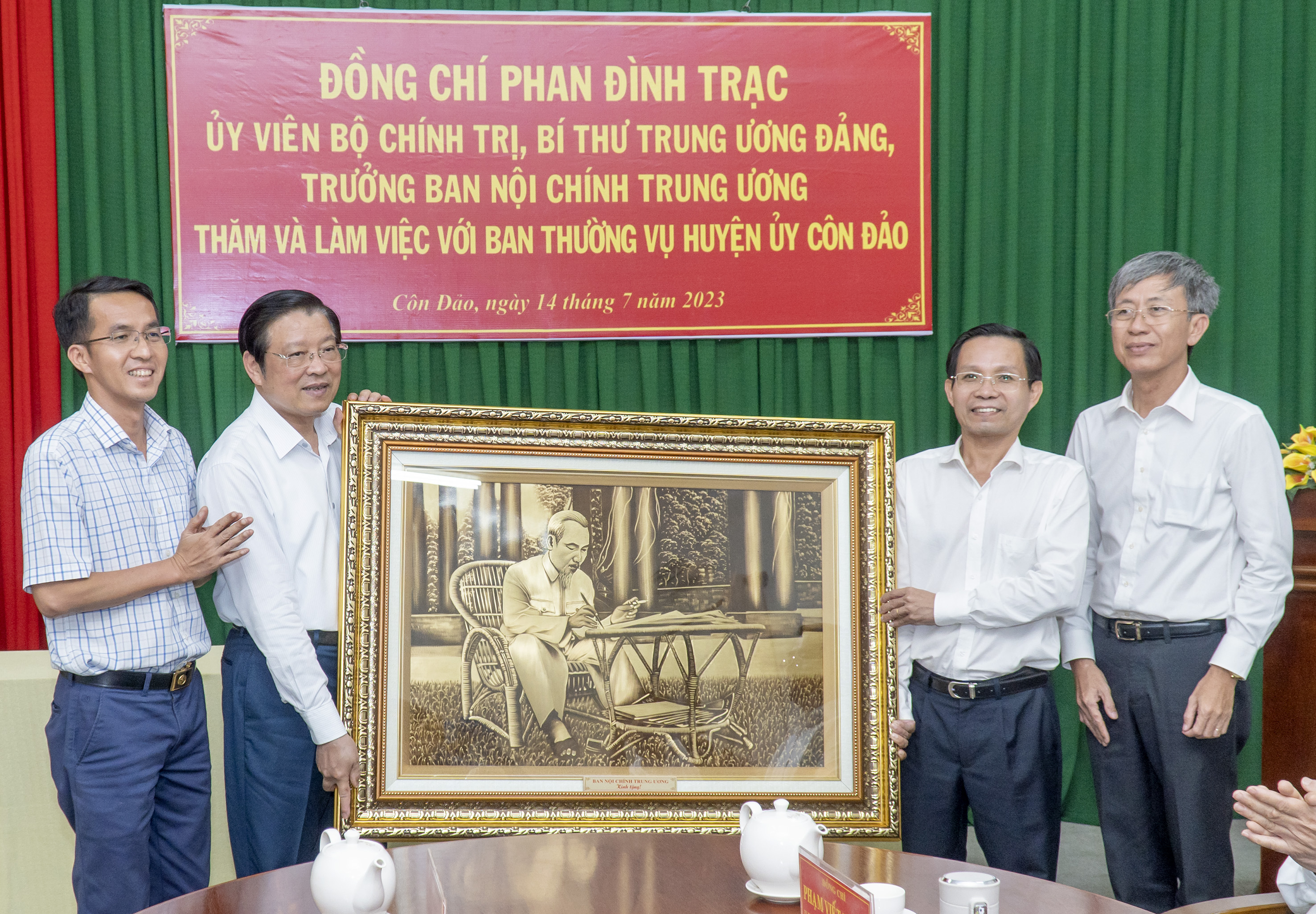 Bí thư Trung ương Đảng, Trưởng Ban Nội chính Trung ương Phan Đình Trạc tặng quà lưu niệm cho lãnh đạo huyện Côn Đảo.