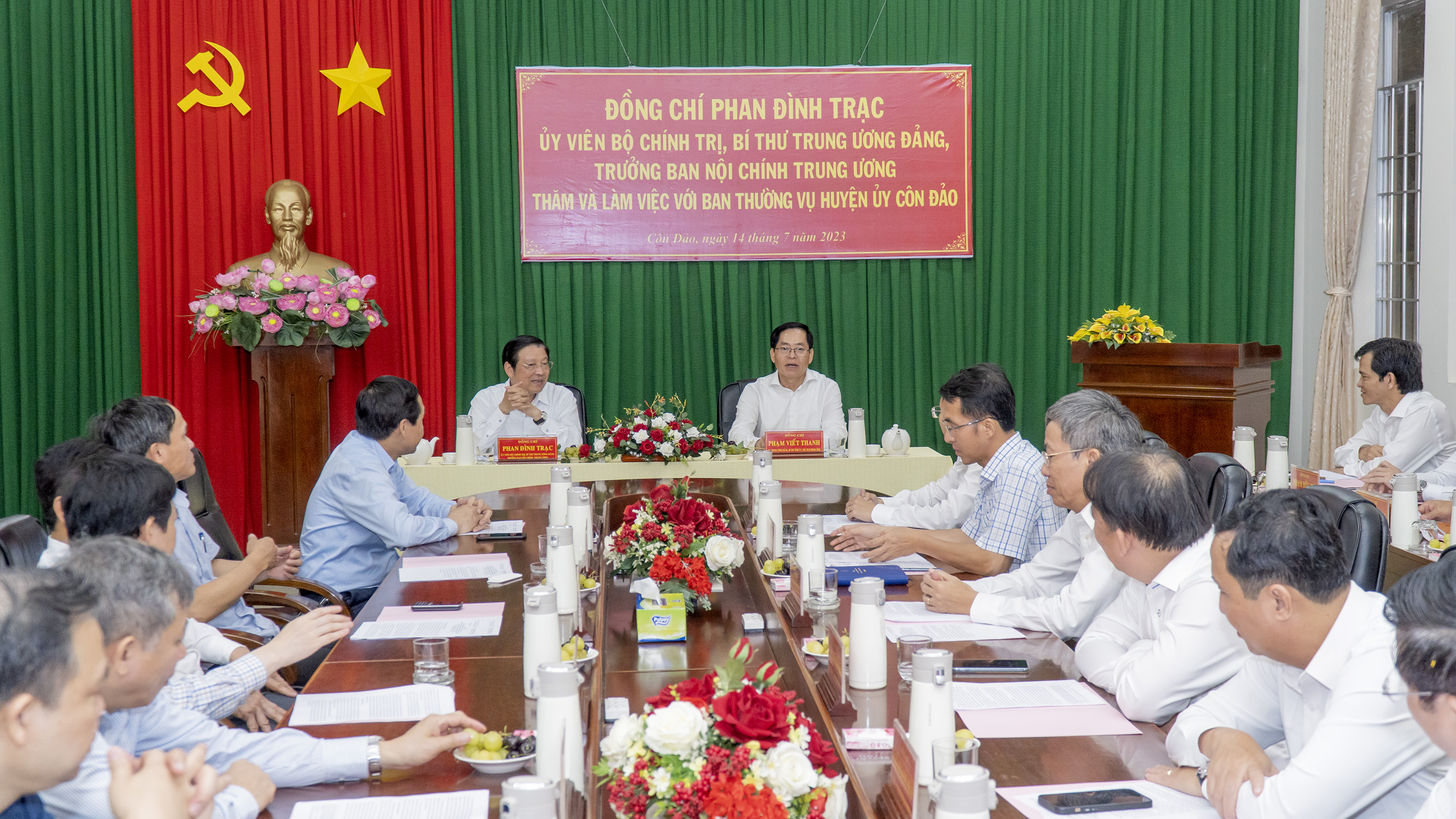 Bí thư Trung ương Đảng, Trưởng Ban Nội chính Trung ương Phan Đình Trạc và Bí thư Tỉnh ủy, Chủ tịch HĐND tỉnh Phạm Viết Thanh chủ trì buổi làm việc với huyện Côn Đảo.