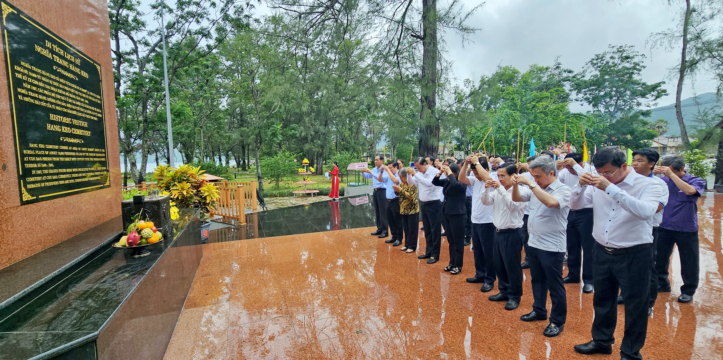 Lãnh đạo Tỉnh ủy, HĐND, UBND, UBMTTQ Việt Nam tỉnh dâng hương tưởng nhớ các Anh hùng liệt sĩ và đồng bào yêu nước tại nghĩa trang Hàng Keo.
