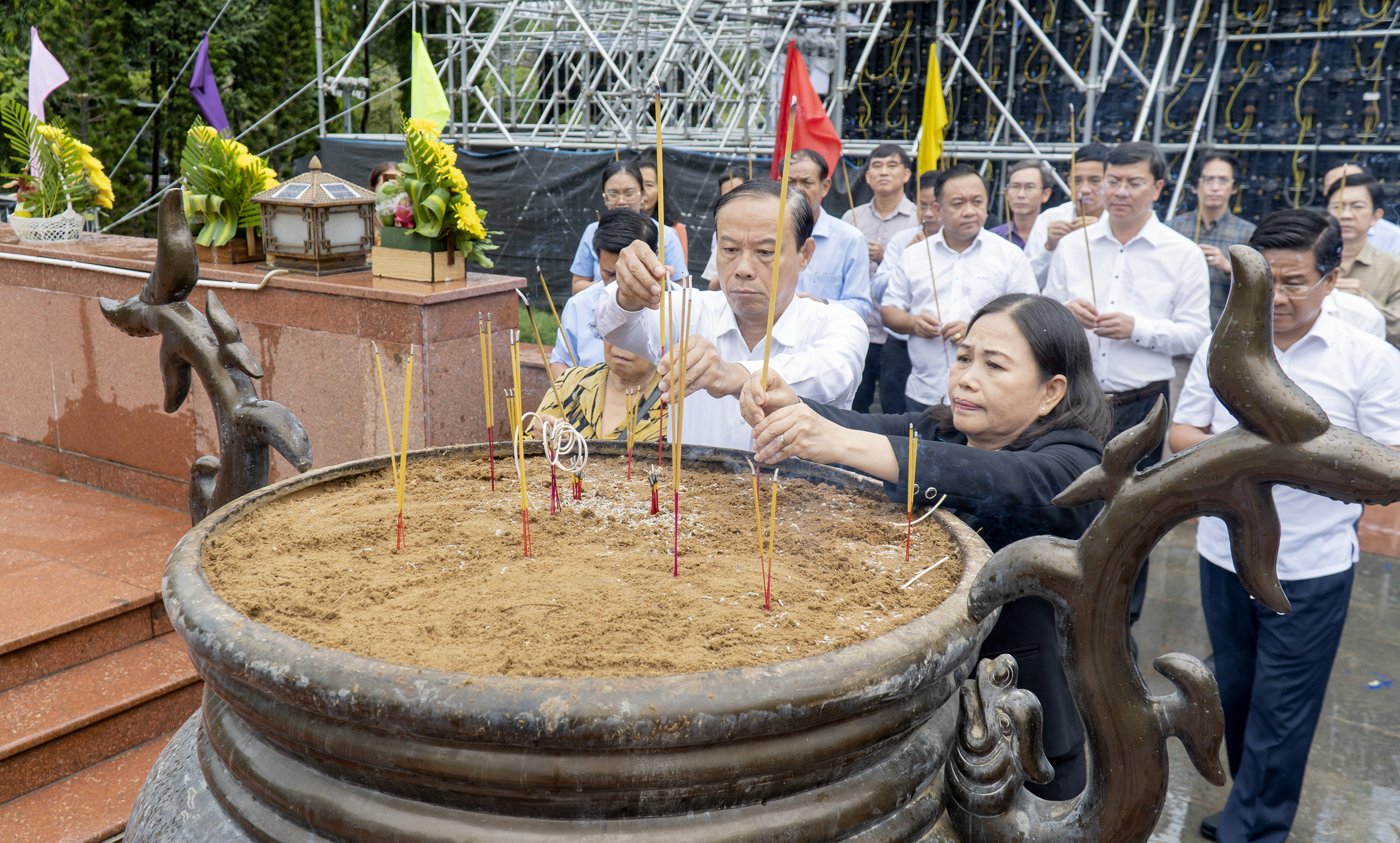 Bà Nguyễn Thị Yến, Phó Bí thư Thường trực Tỉnh ủy, Trưởng Đoàn ĐBQH tỉnh; ông Nguyễn Văn Thọ, Phó Bí thư Tỉnh ủy, Chủ tịch UBND tỉnh dâng hương tại Tượng đài Liệt sĩ Nghĩa trang Hàng Dương.