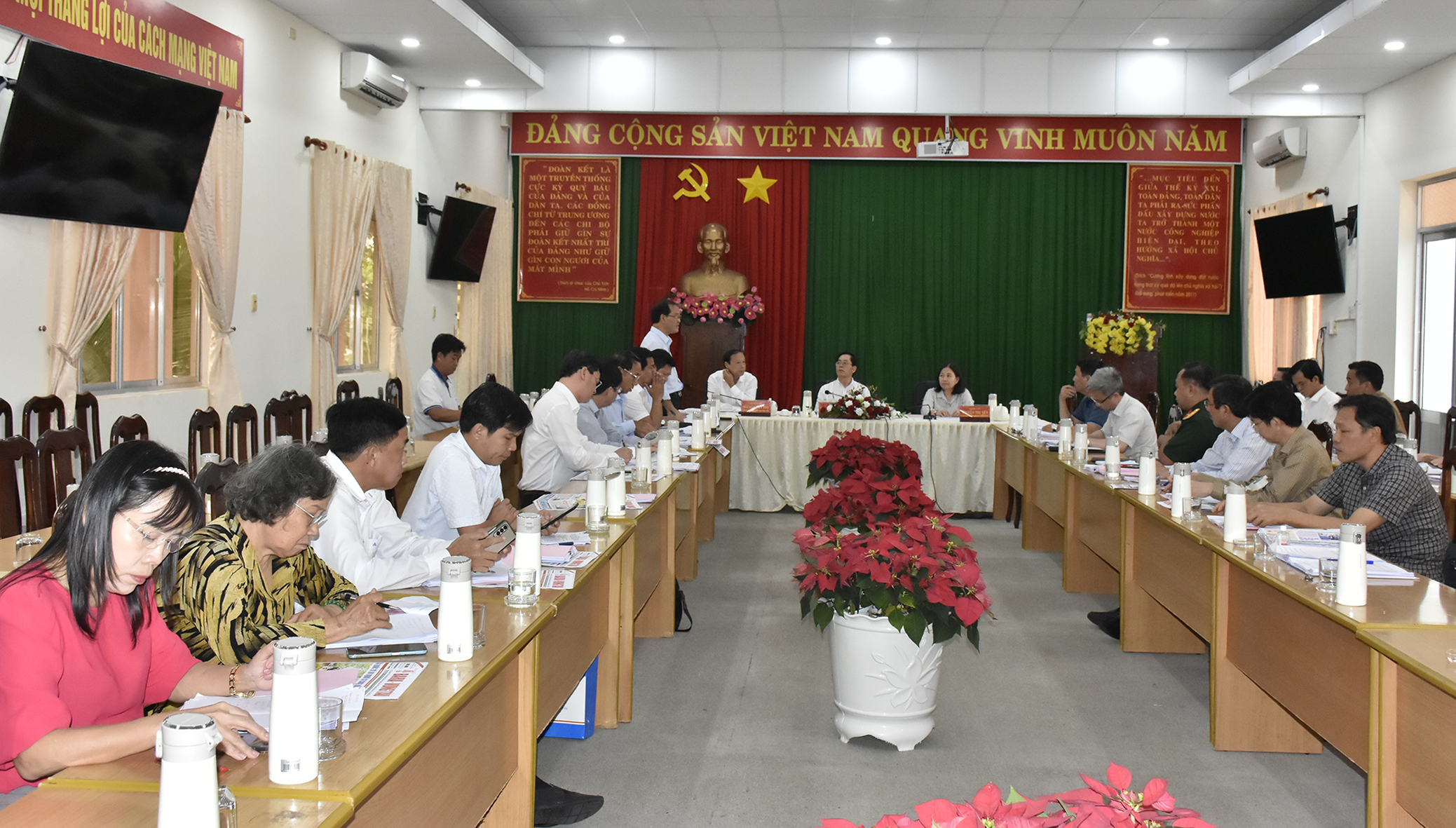 Quang cảnh cuộc họp.