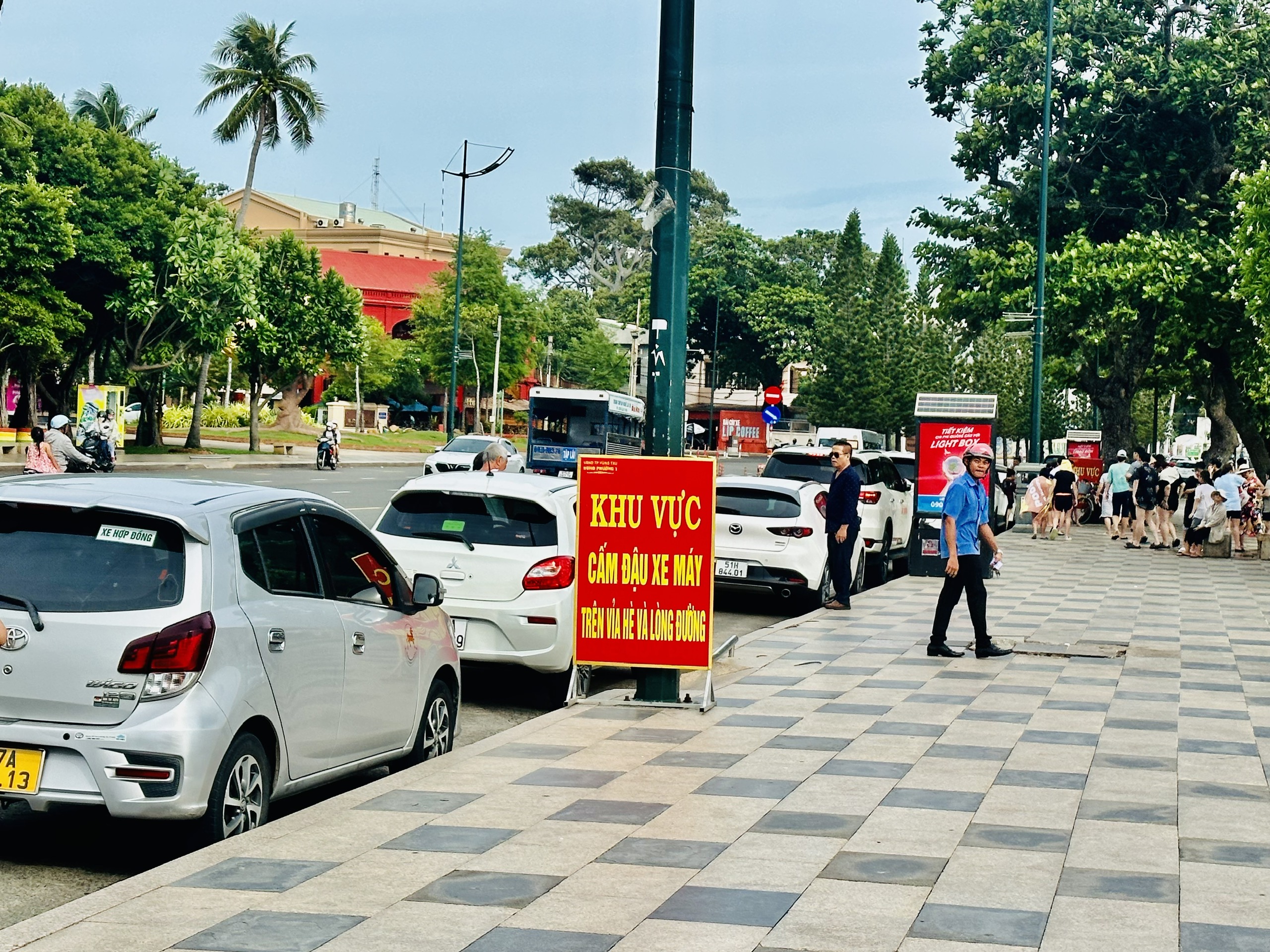 Đường Quang Trung được UBND phường 1 tổ chức thu phí từ ngày 15/7 đồng thời cấm đậu xe máy dưới lòng đường, tất cả xe 2 bánh phải đưa vào bãi gửi xe