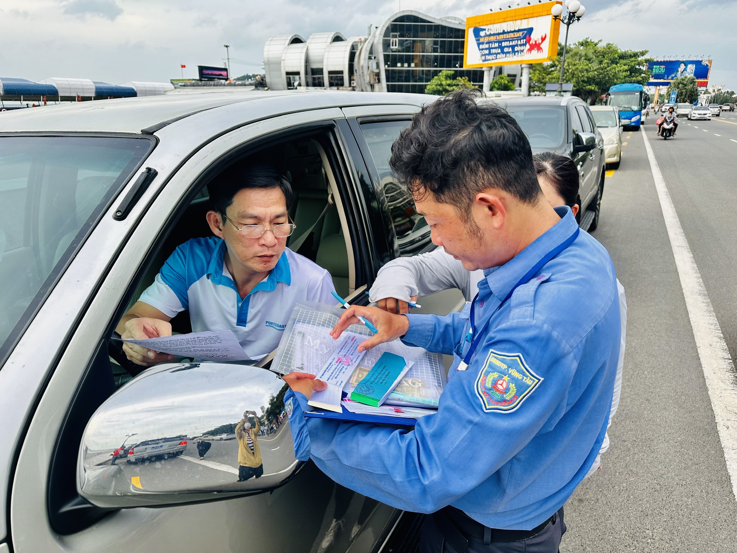 Lực lượng chức năng phường 2 thu phí xe ô tô đậu dưới lòng đường Hạ Long vào chiều 15/7