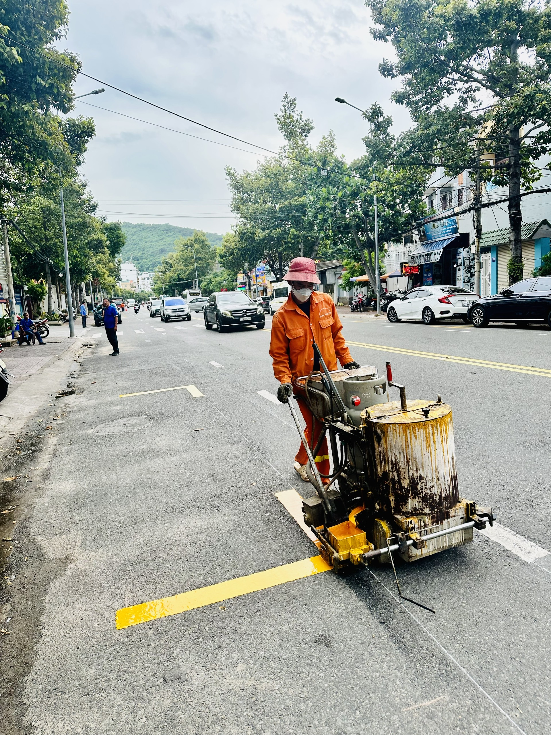 Công nhân kẻ vẽ ô đậu xe ô tô dưới lòng đường Võ Thị Sáu, phường 2 vào chiều 15/7