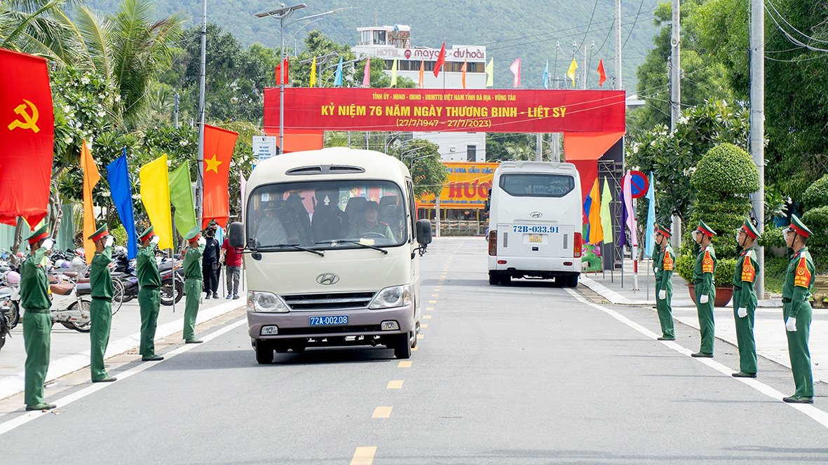 Nghĩa trang Hàng Dương là nơi diễn ra nhiều hoạt động đặc biệt của lễ kỷ niệm 76 năm ngày Thương binh-Liệt sĩ. Ngay từ đường vào an ninh được thắt chặt