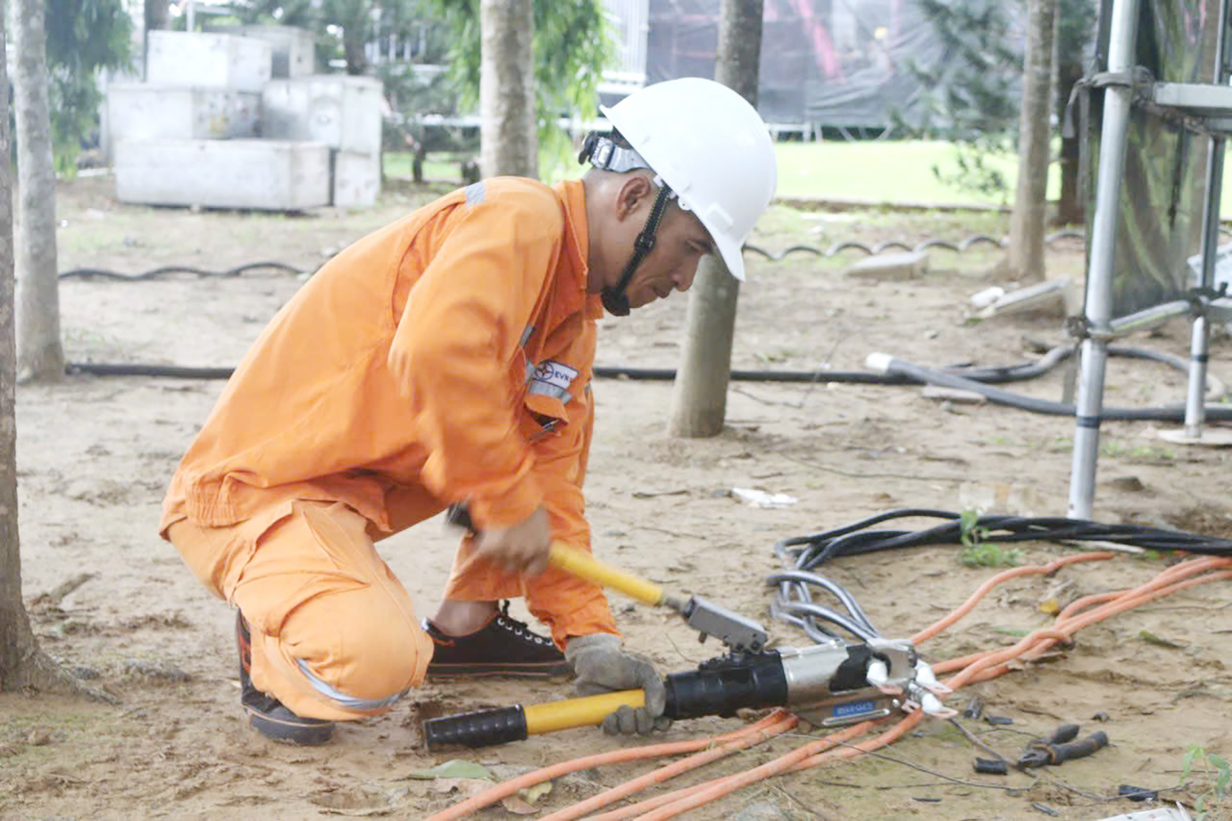 Nhân viên Điện lực Côn Đảo chuẩn bị nguồn điện phục vụ sự kiện tại nghĩa trang Hàng Dương. 