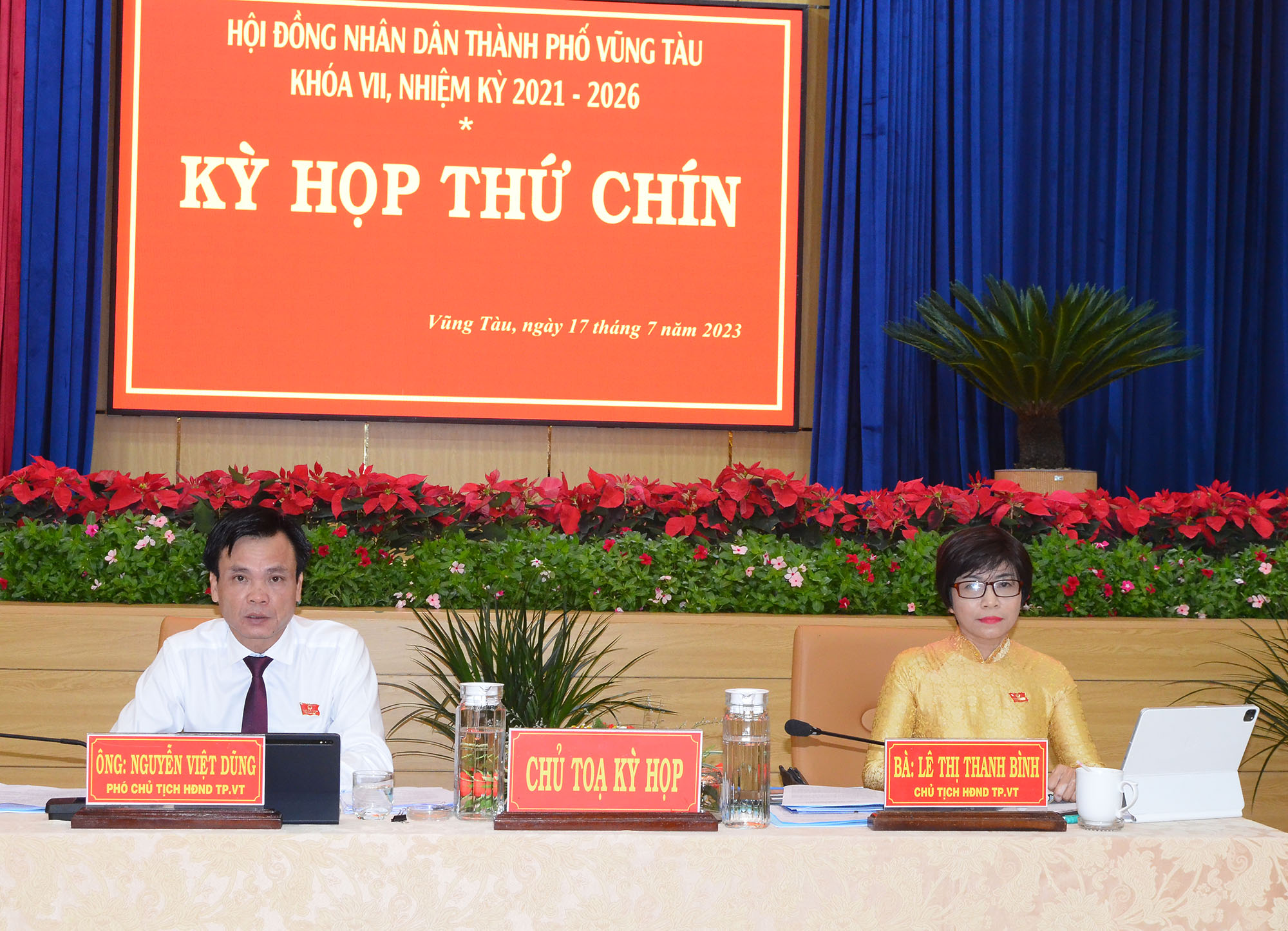 Bà Lê Thị Thanh Bình, Phó Bí thư Thường trực Thành ủy, Chủ tịch HĐND TP.Vũng Tàu; ông Nguyễn Việt Dũng, Phó Chủ tịch HĐND thành phố chủ trì kỳ họp.