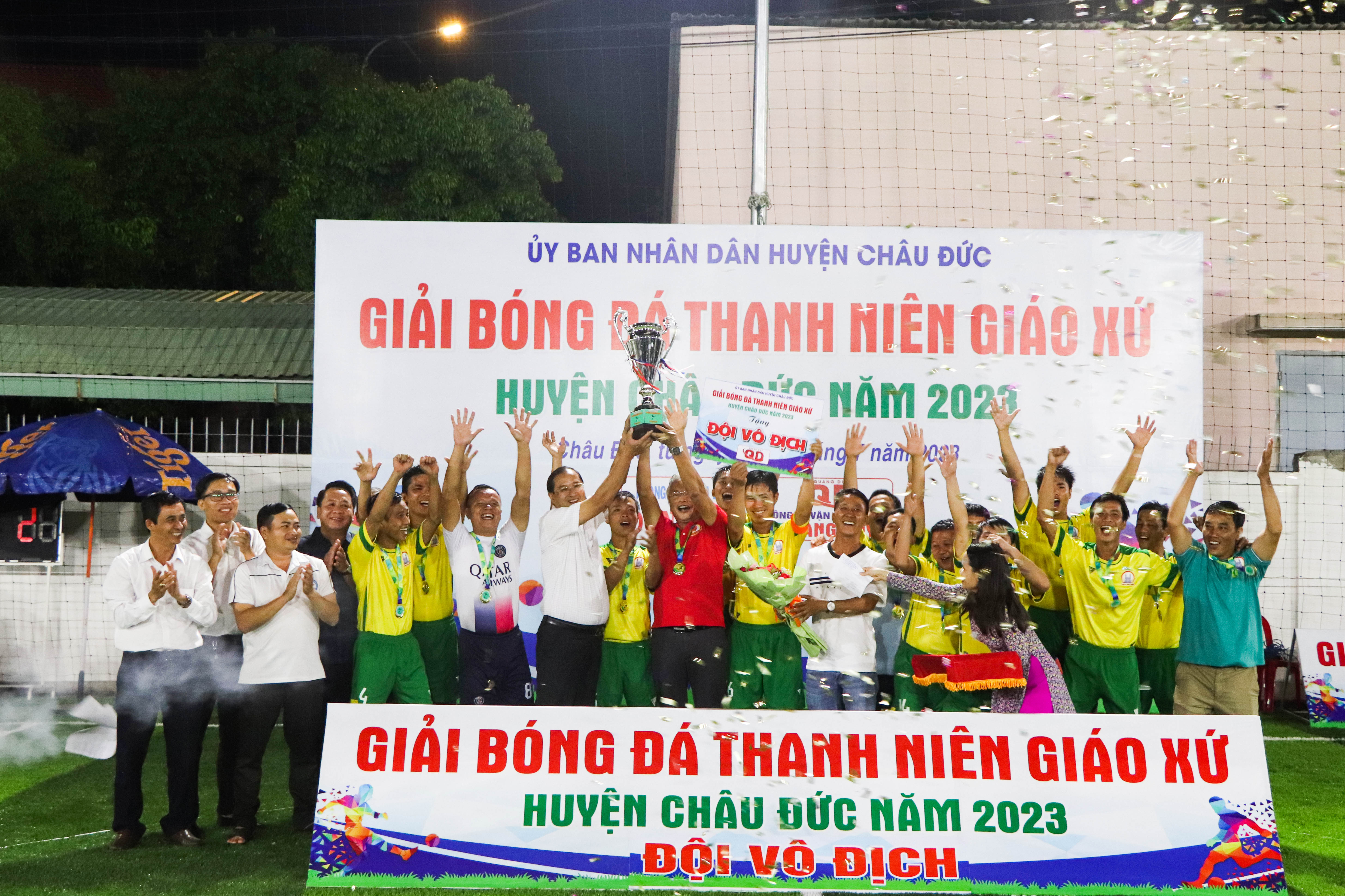 Chủ tịch UBND huyện Châu Đức Nguyễn Tấn Bản trao cúp cho đội vô địch – thanh niên Giáo xứ Vinh Trung.