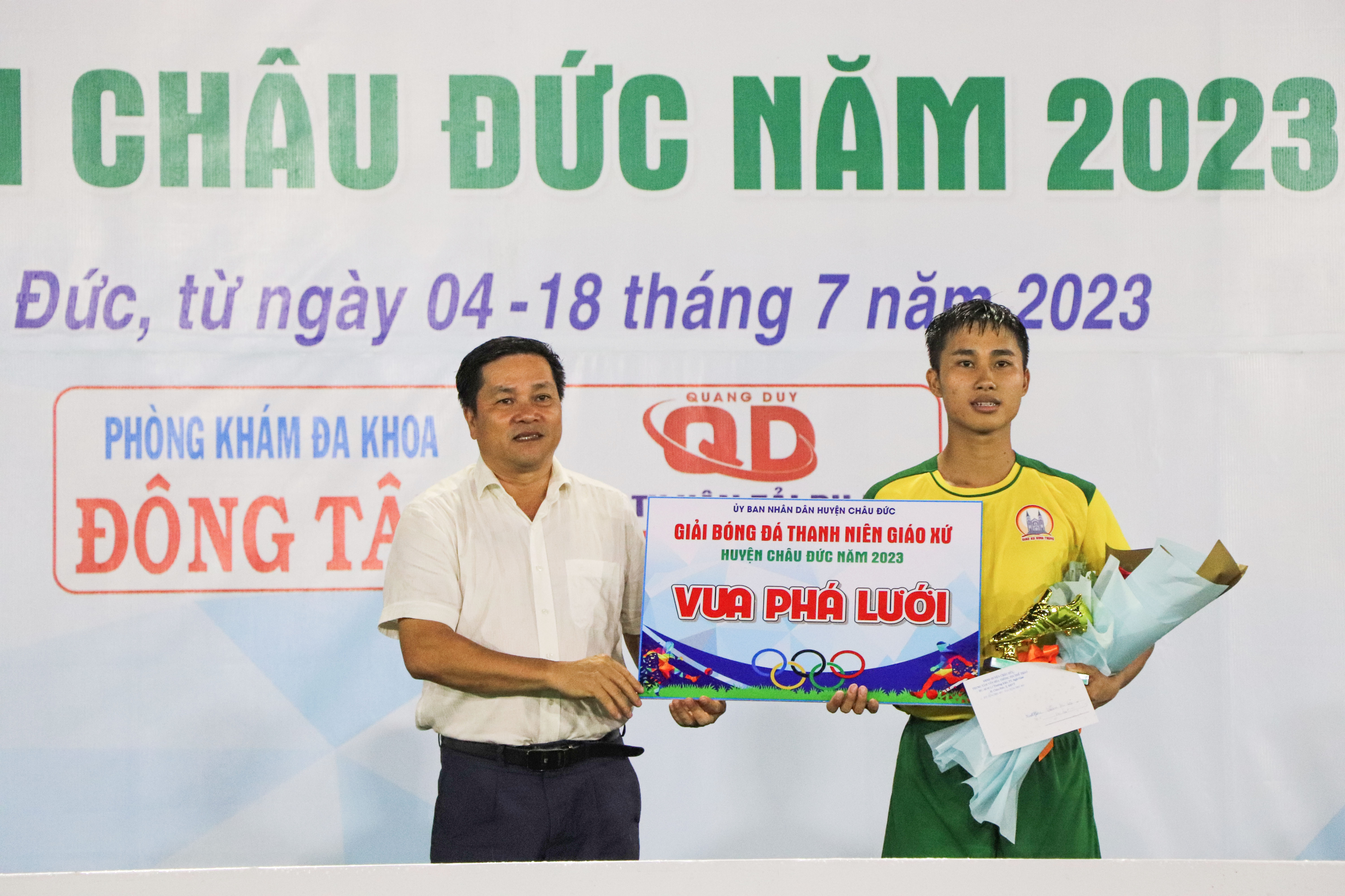 Ông Phạm Văn Quyền, Phó Chủ tịch UBND huyện trao giải vua phá lưới.