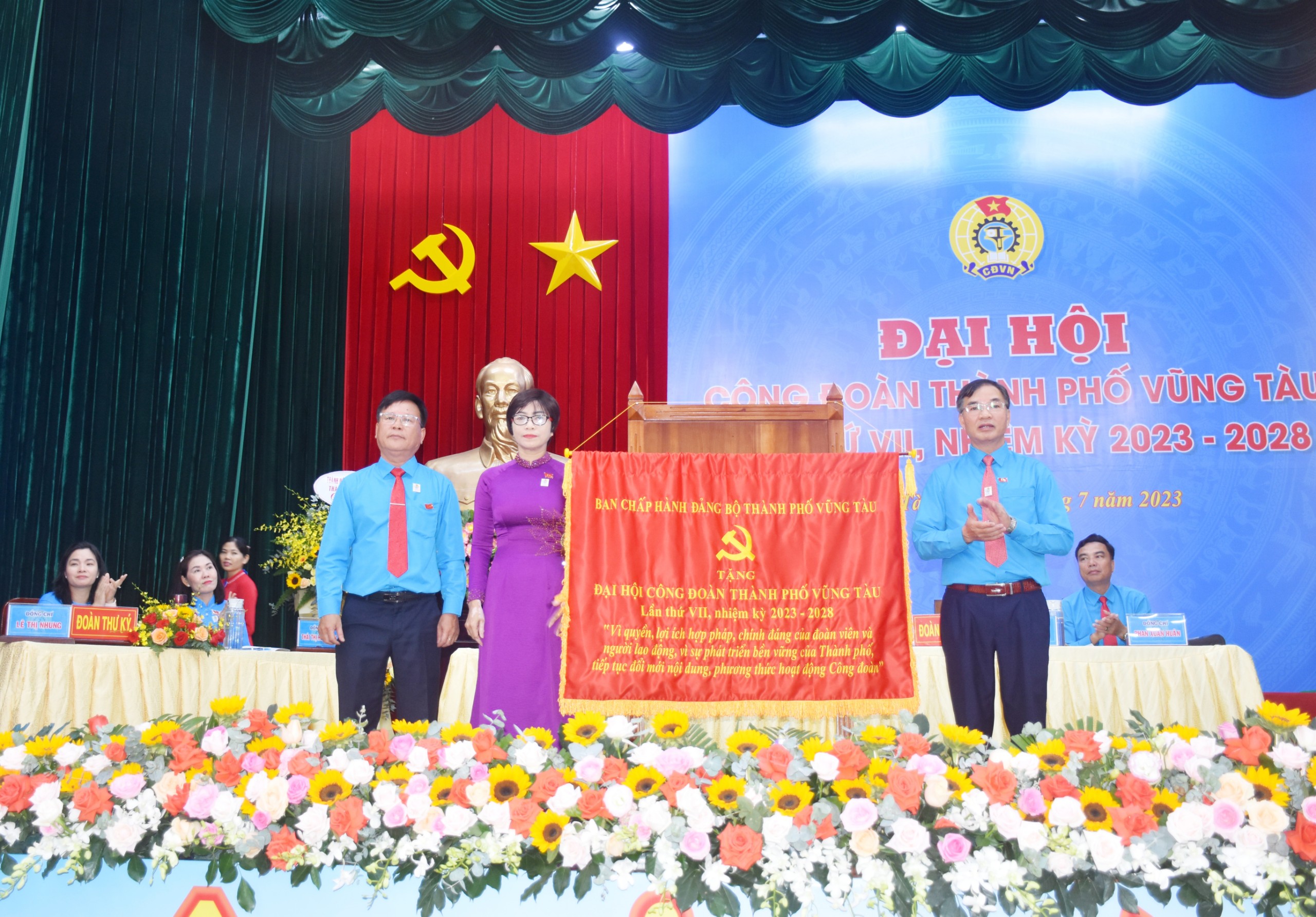 Thay mặt HĐND, UBND, UBMTTQ VN TP.Vũng Tàu, bà Lê Thị Thanh Bình, Phó Bí thư Thành ủy, Chủ tịch HĐND TP.Vũng Tàu tặng bức Trướng chúc mừng đại hội
