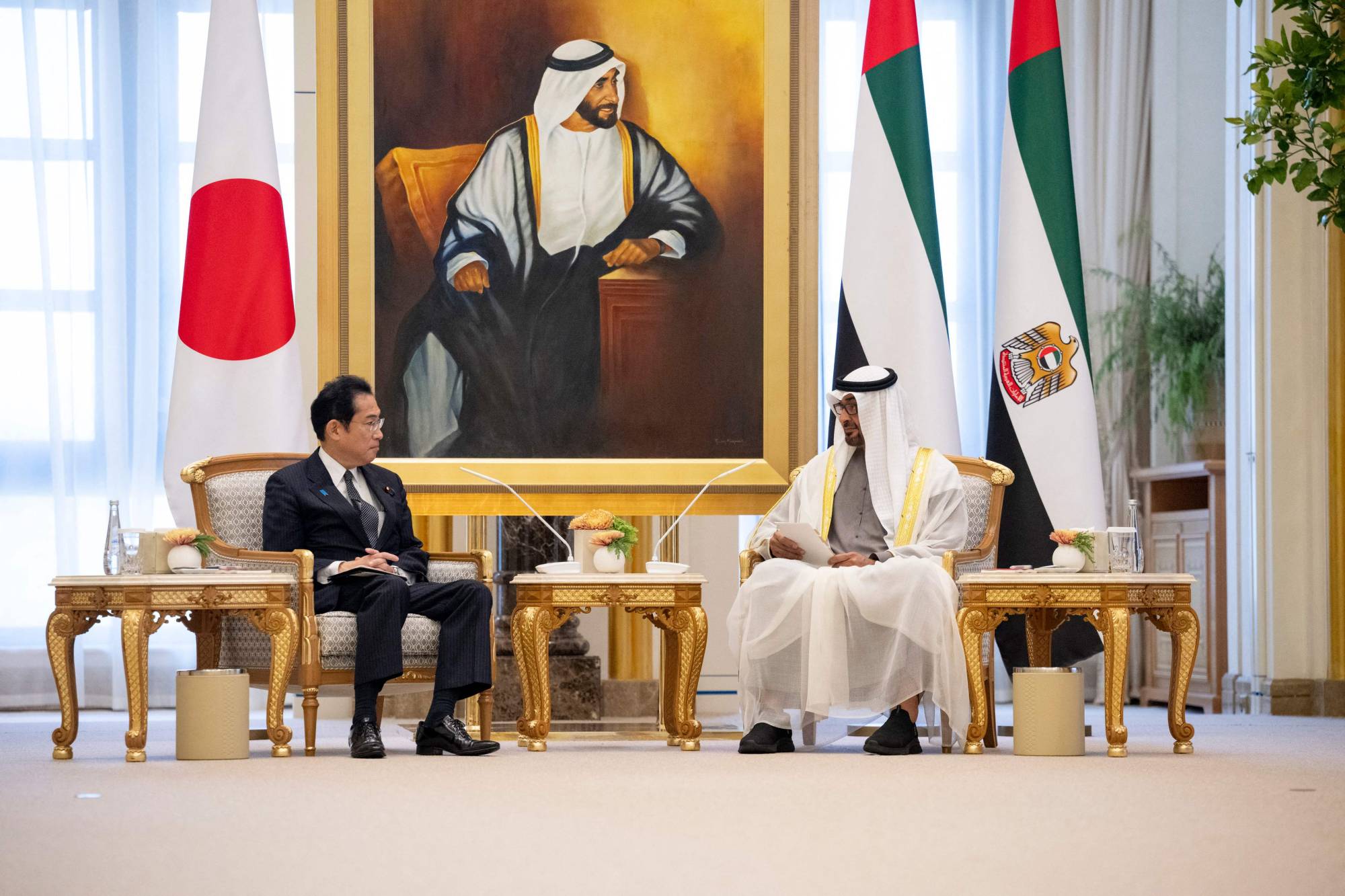 Tổng thống UAE Sheikh Mohamed bin Zayed Al-Nahyan và Thủ tướng Nhật Bản Fumio Kishida.