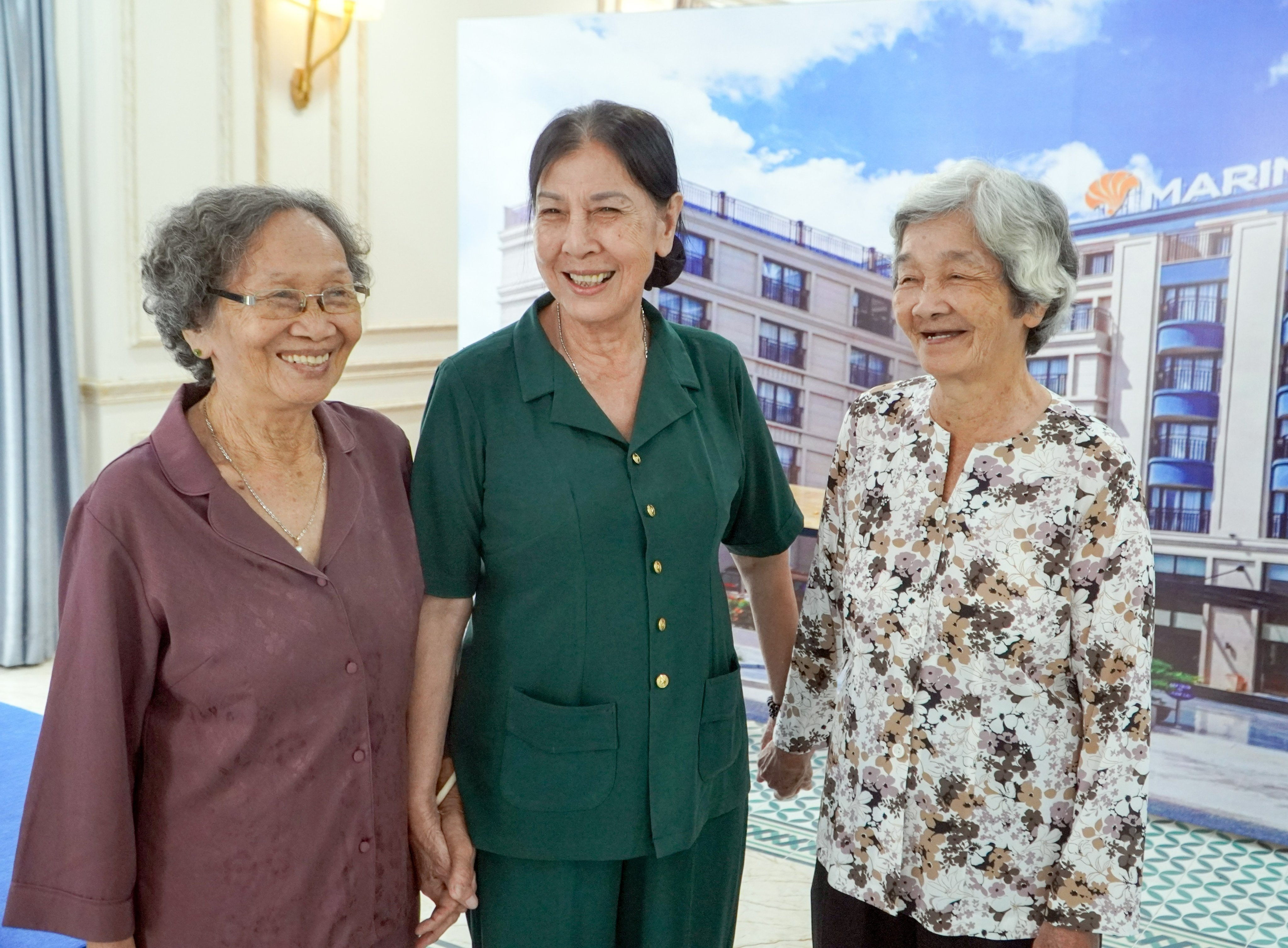 Từ trái qua phải: Các nữ cựu tù Lê Thị Xinh (tỉnh Long An), Trần Thị Hoà (tỉnh Đồng Nai), Phó Ban Liên lạc toàn quốc Chiến sĩ Cách mạng Việt Nam bị địch bắt tù đày và Mai Lưu Phương (tỉnh Long An) từng bị giam ở Trại 4, Côn Đảo trùng phùng trong ngày gặp mặt. 