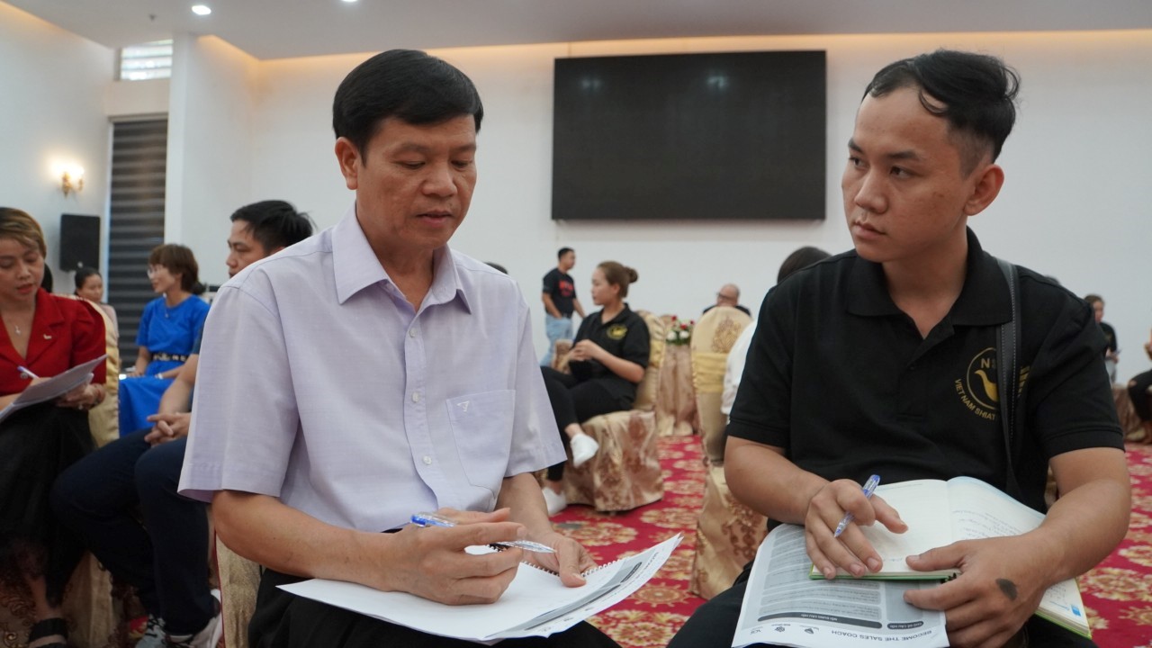 Thành viên của các nhóm cùng thảo luận, học hỏi kiến thức, kỹ năng về huấn luyện bán hàng