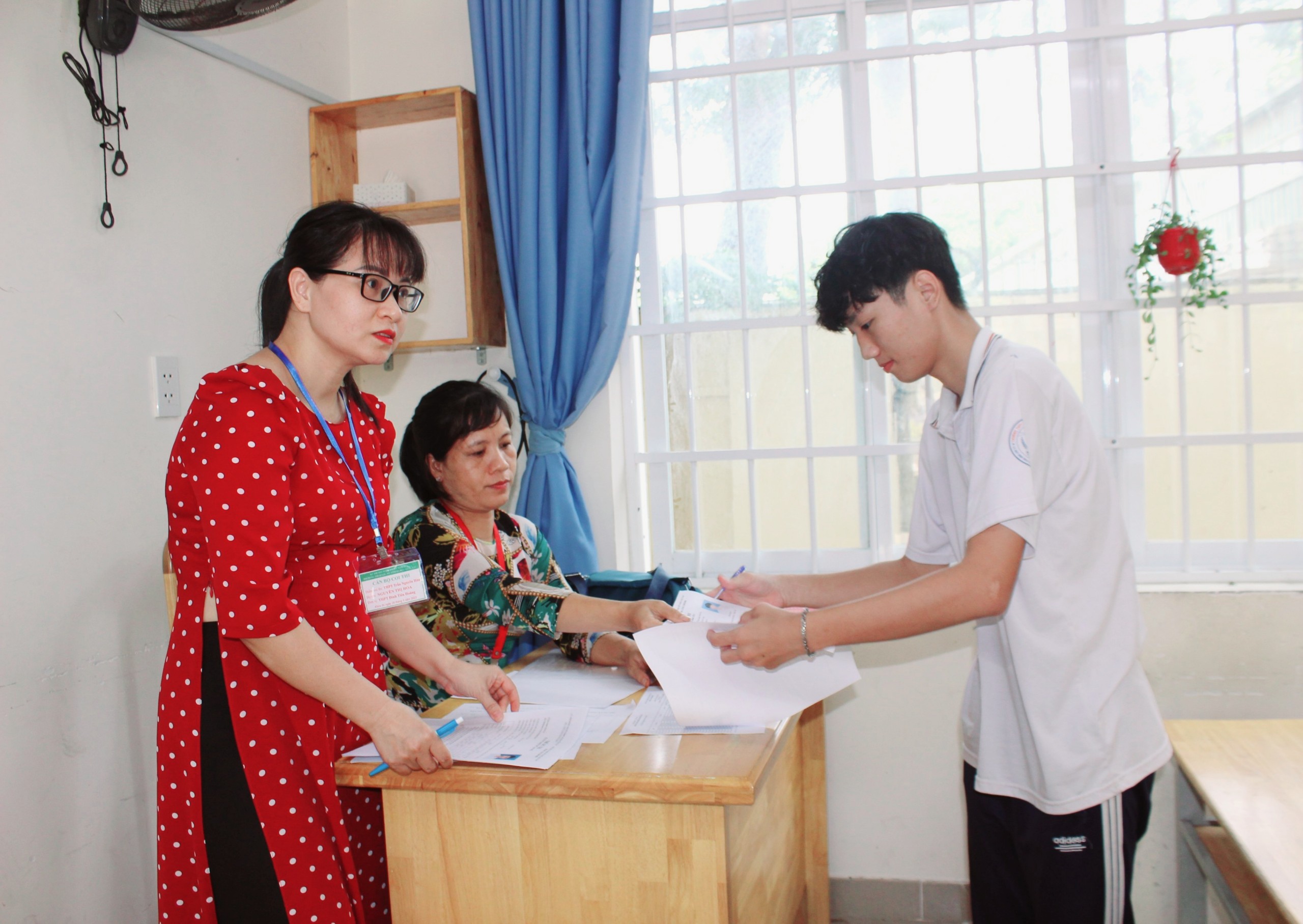 TP. Vũng tàu là địa phương có tỷ lệ đậu tốt nghiệp đạt 100%. Trong ảnh: Thí sinh dự thi tại điểm thi THPT Trần Nguyên Hãn (TP. Vũng Tàu).