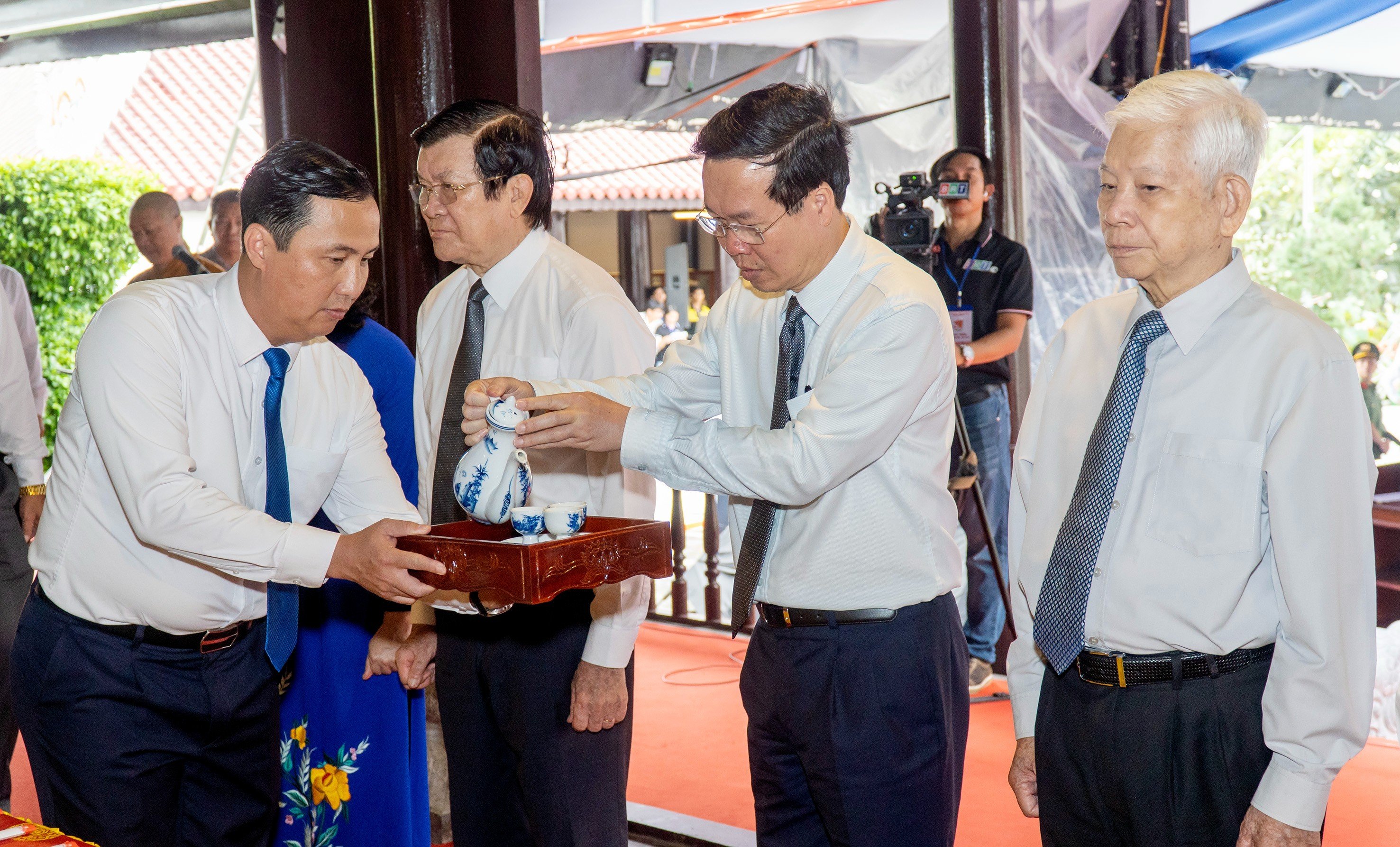Ông Võ Văn Thưởng, Ủy viên Bộ Chính trị, Chủ tịch nước thực hiện nghi thức dâng trà tại Lễ giỗ  