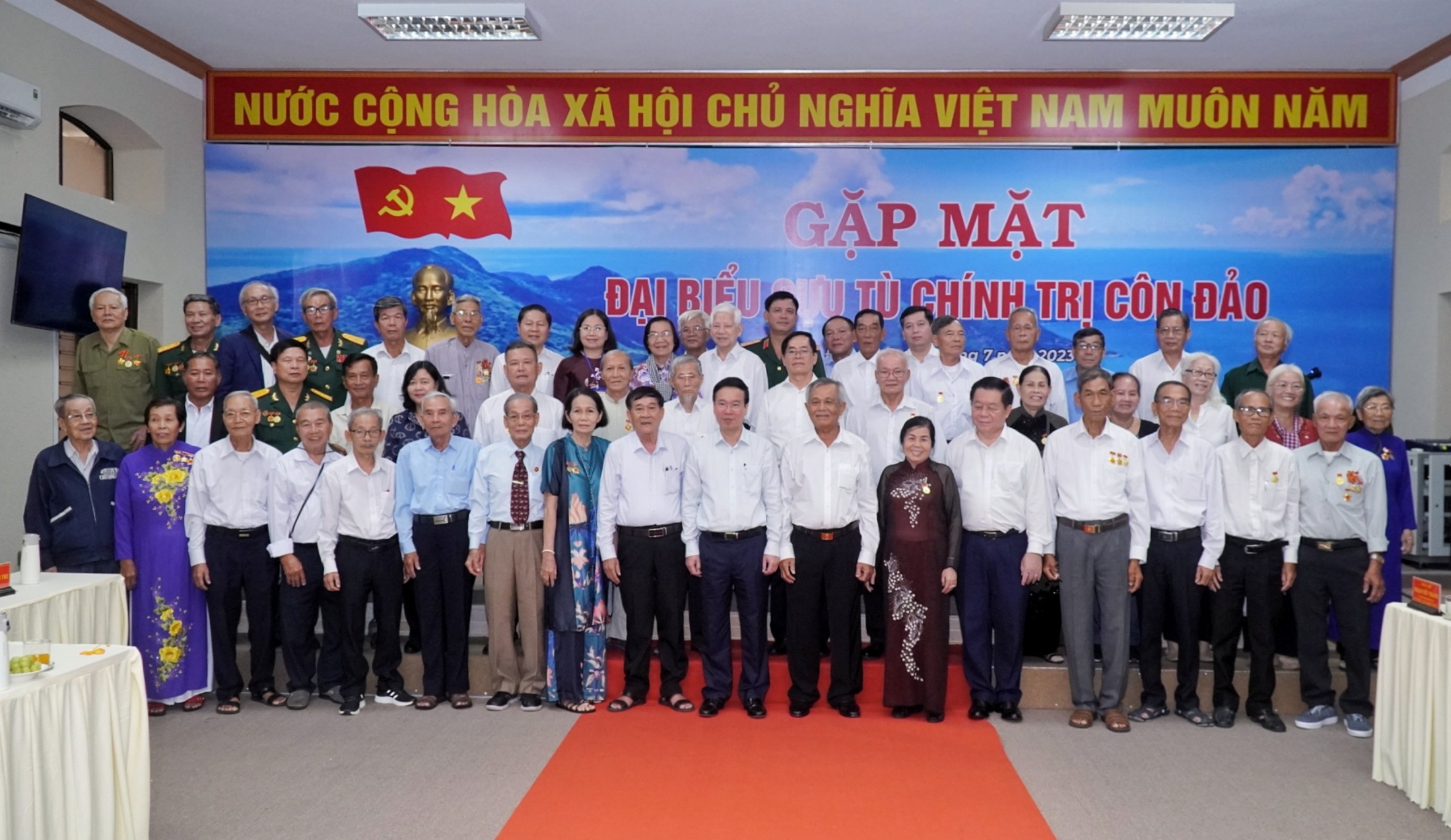 Lãnh đạo và nguyên lãnh đạo Đảng, Nhà nước chụp hình lưu niệm với các cựu tù chính trị Côn Đảo.