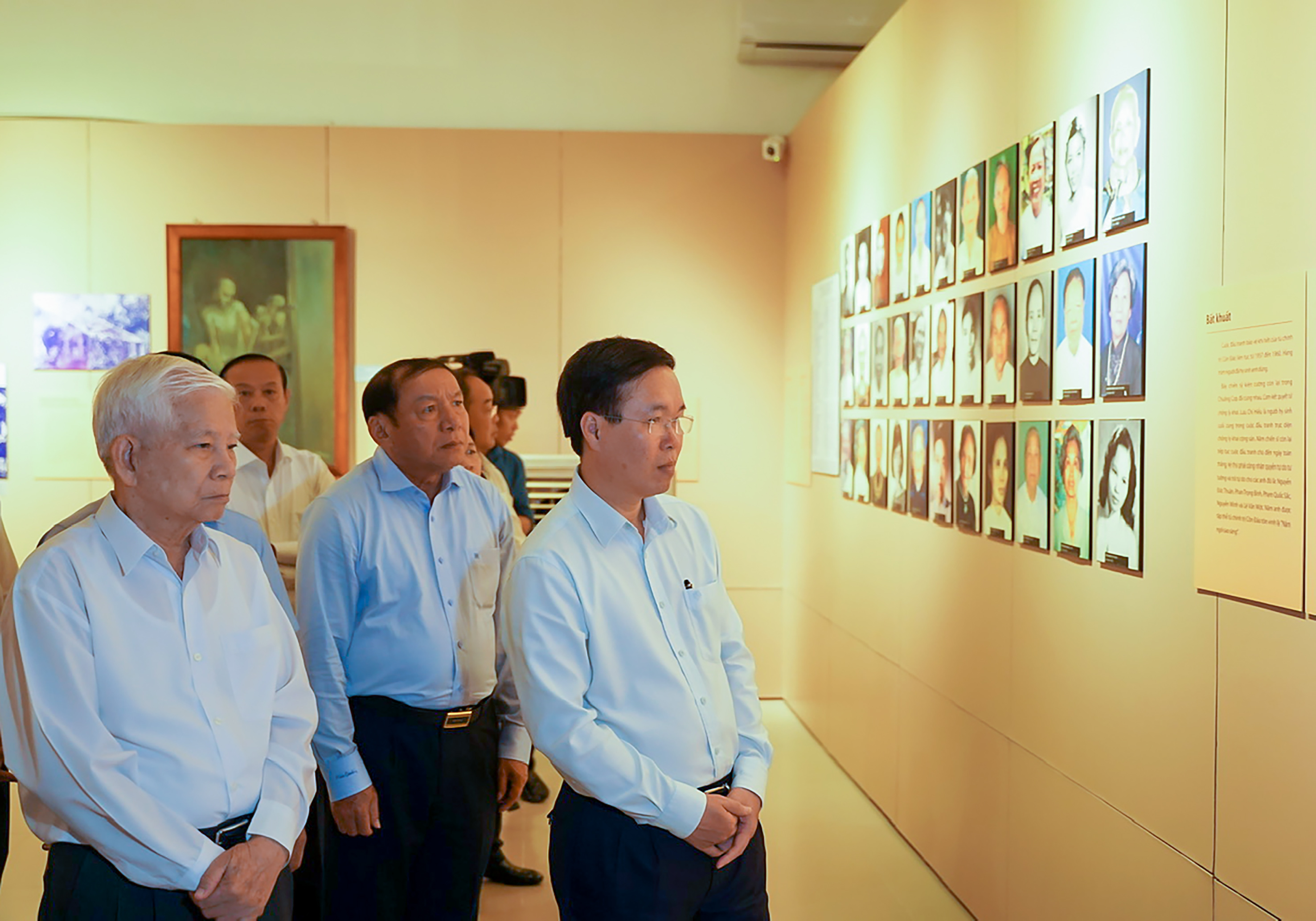 Chủ tịch nước Võ Văn Thưởng, nguyên Chủ tịch nước Nguyễn Minh Triết cùng các thành viên đoàn thăm Bảo tàng Côn Đảo.