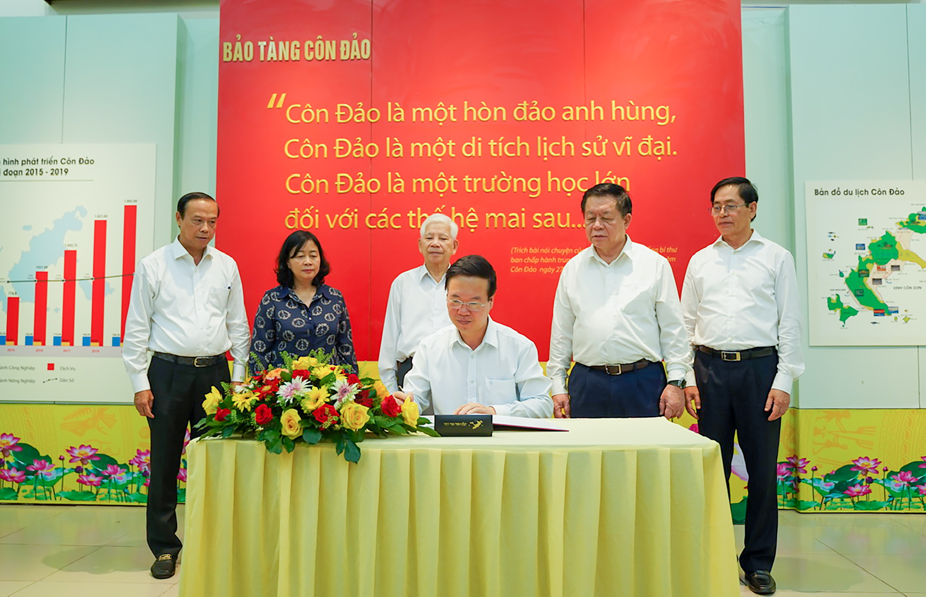 Chủ tịch nước Võ Văn Thưởng ghi vào sổ lưu niệm Bảo tàng Côn Đảo.