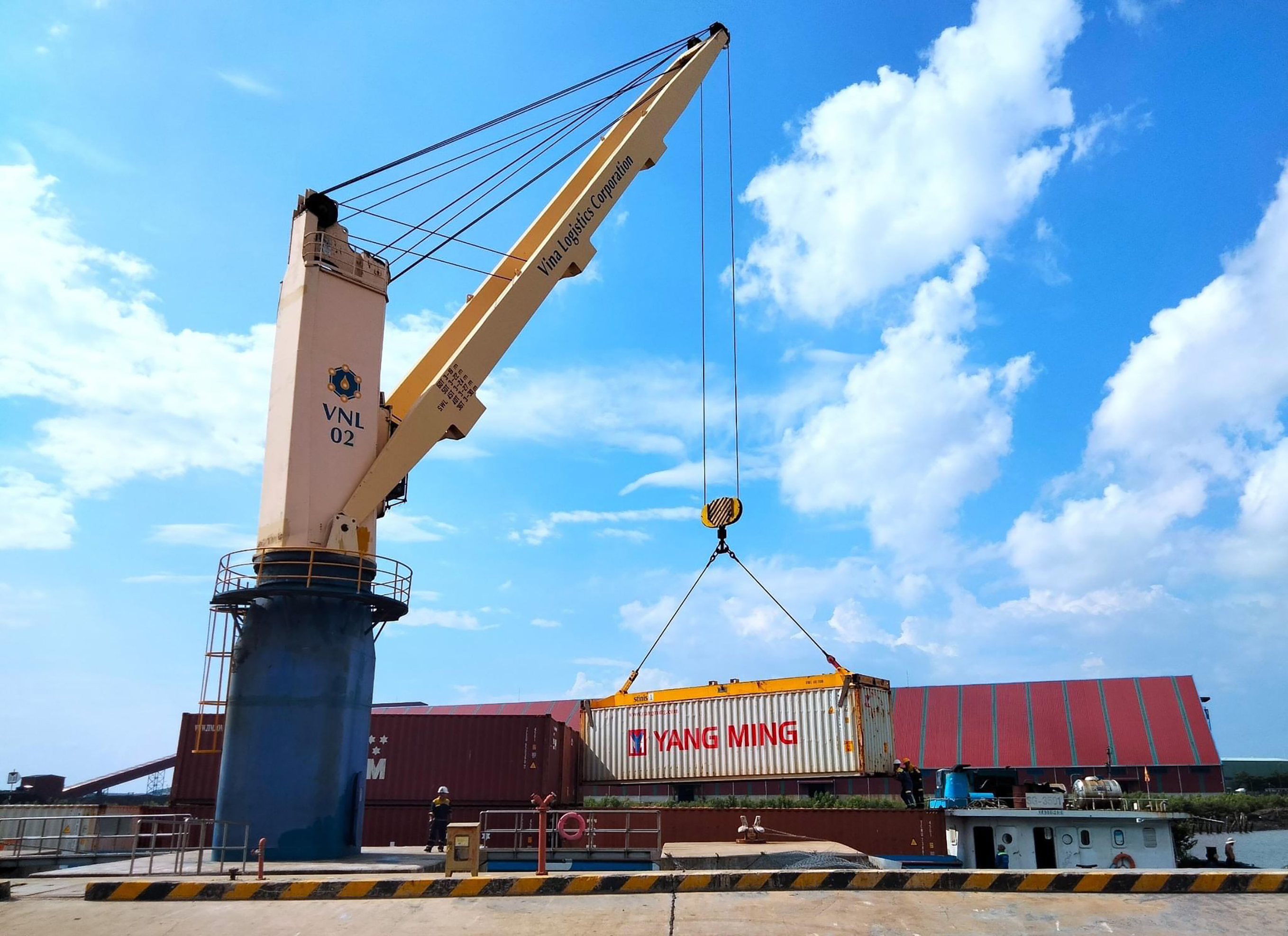 Xếp dỡ hàng container tại Cảng Hưng Thái, một trong những cảng cạn đầu tiên của tỉnh.