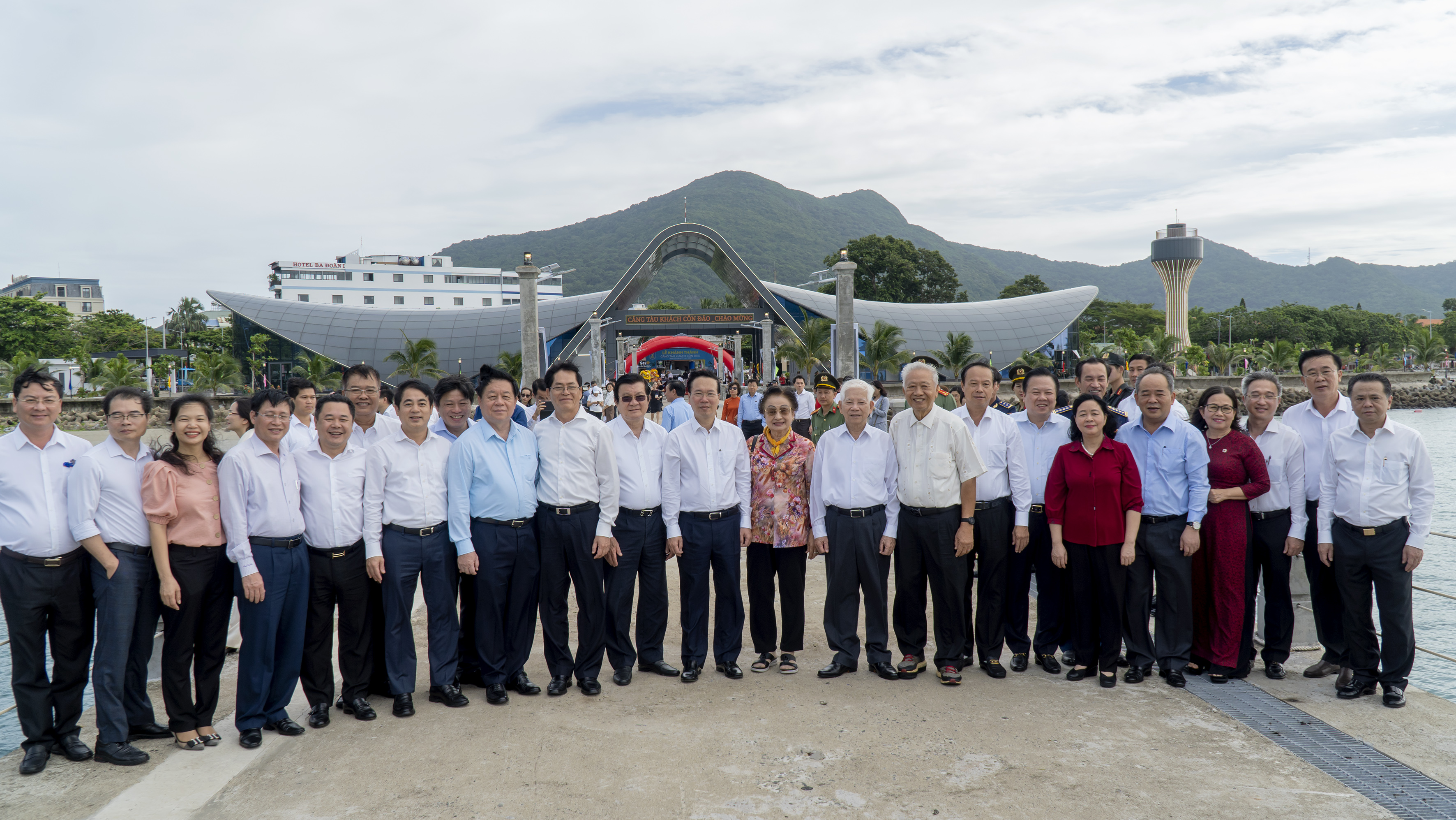 Lãnh đạo, nguyên lãnh đạo Đảng, Nhà nước, các bộ, ngành, lãnh đạo tỉnh Bà Rịa - Vũng Tàu chụp hình lưu niệm tại Cảng Tàu khách Côn Đảo.