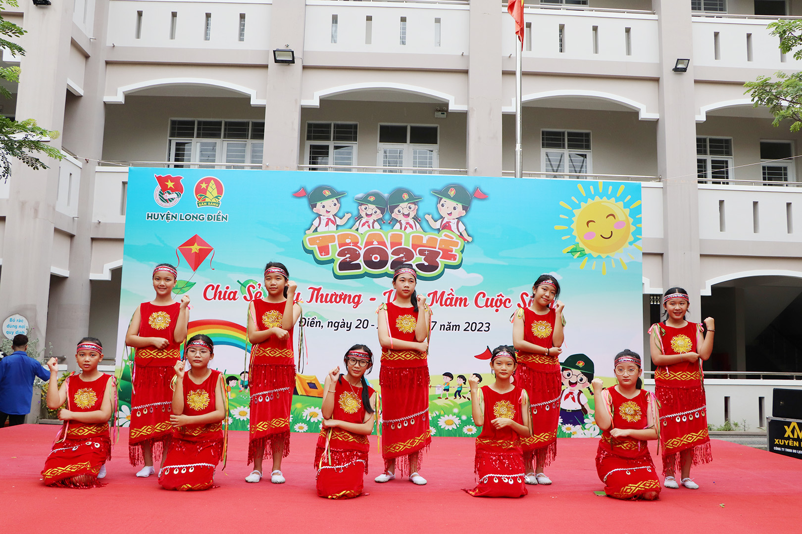 Các em HS Trường THCS Nguyễn Công Trứ biểu diễn văn nghệ tại lễ khai mạc.