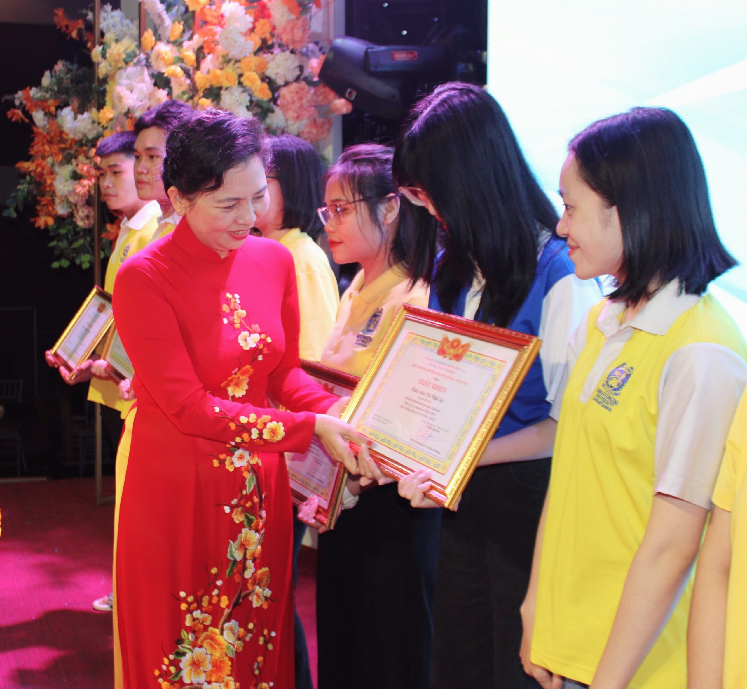 PGS.TS.LS Nguyễn Thị Hoài Phương, Hiệu trưởng BVU trao học bổng cho SV có thành tích học tập xuất sắc năm học 2022-2023.