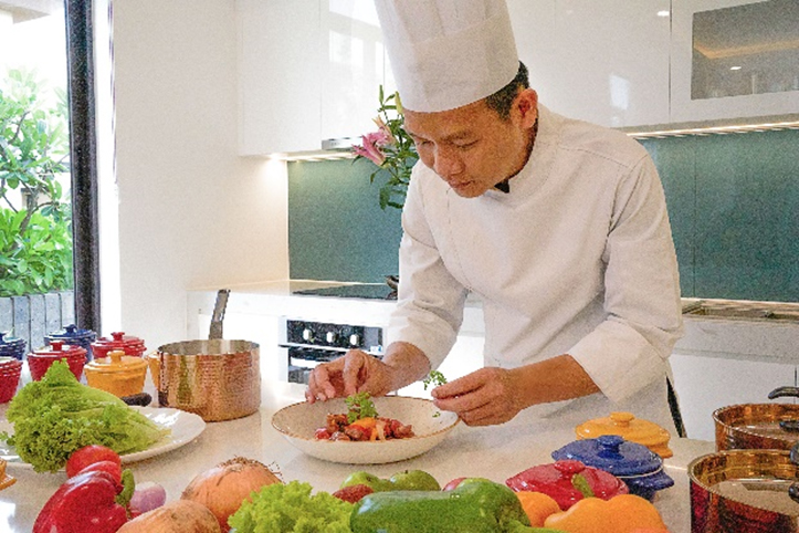 Hai dịch vụ gia đình chúng tôi sử dụng cho bữa trưa và bữa tối.
