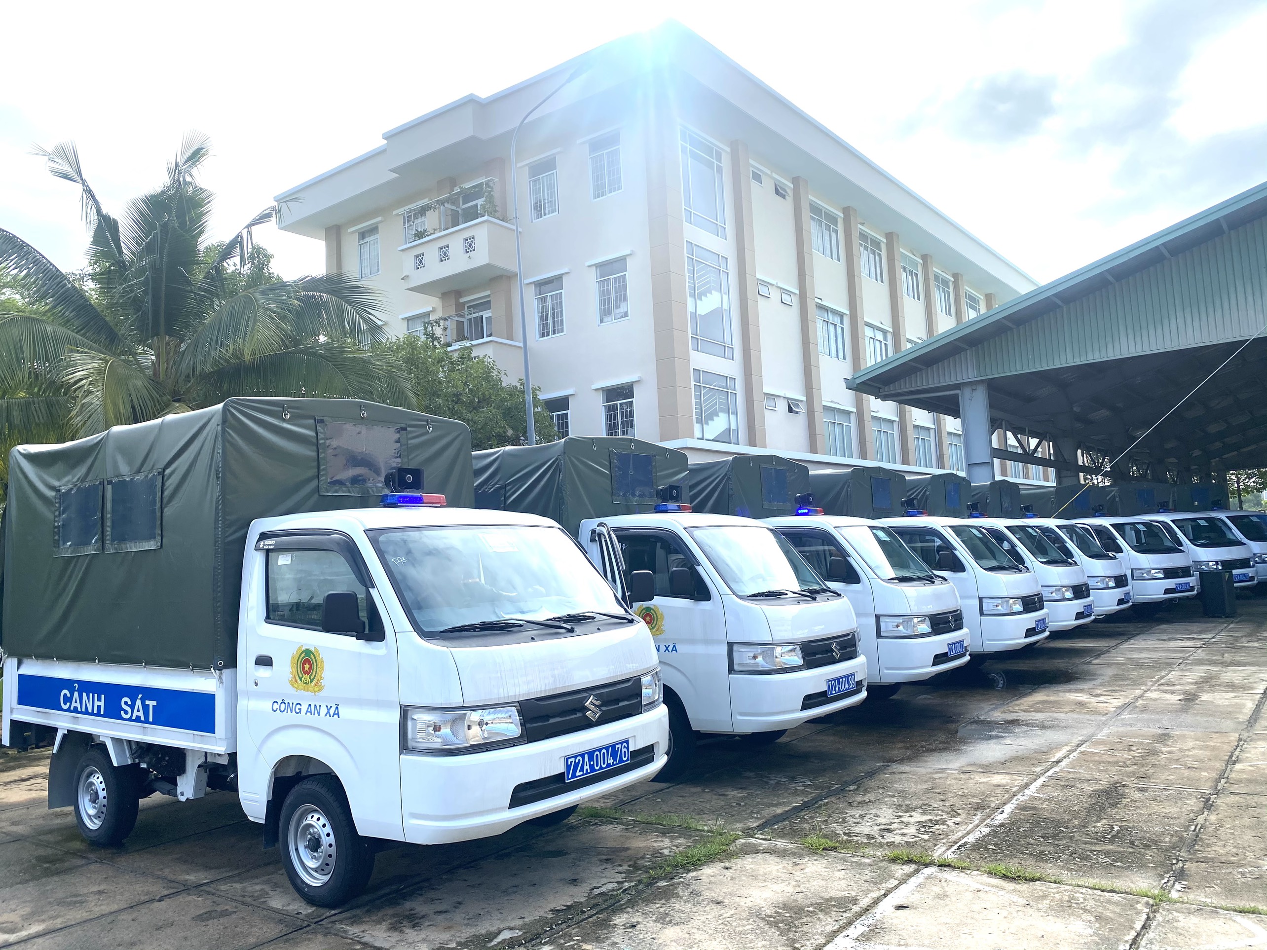 Các xe chuyên dụng bàn giao cho công an xã, thị trấn
