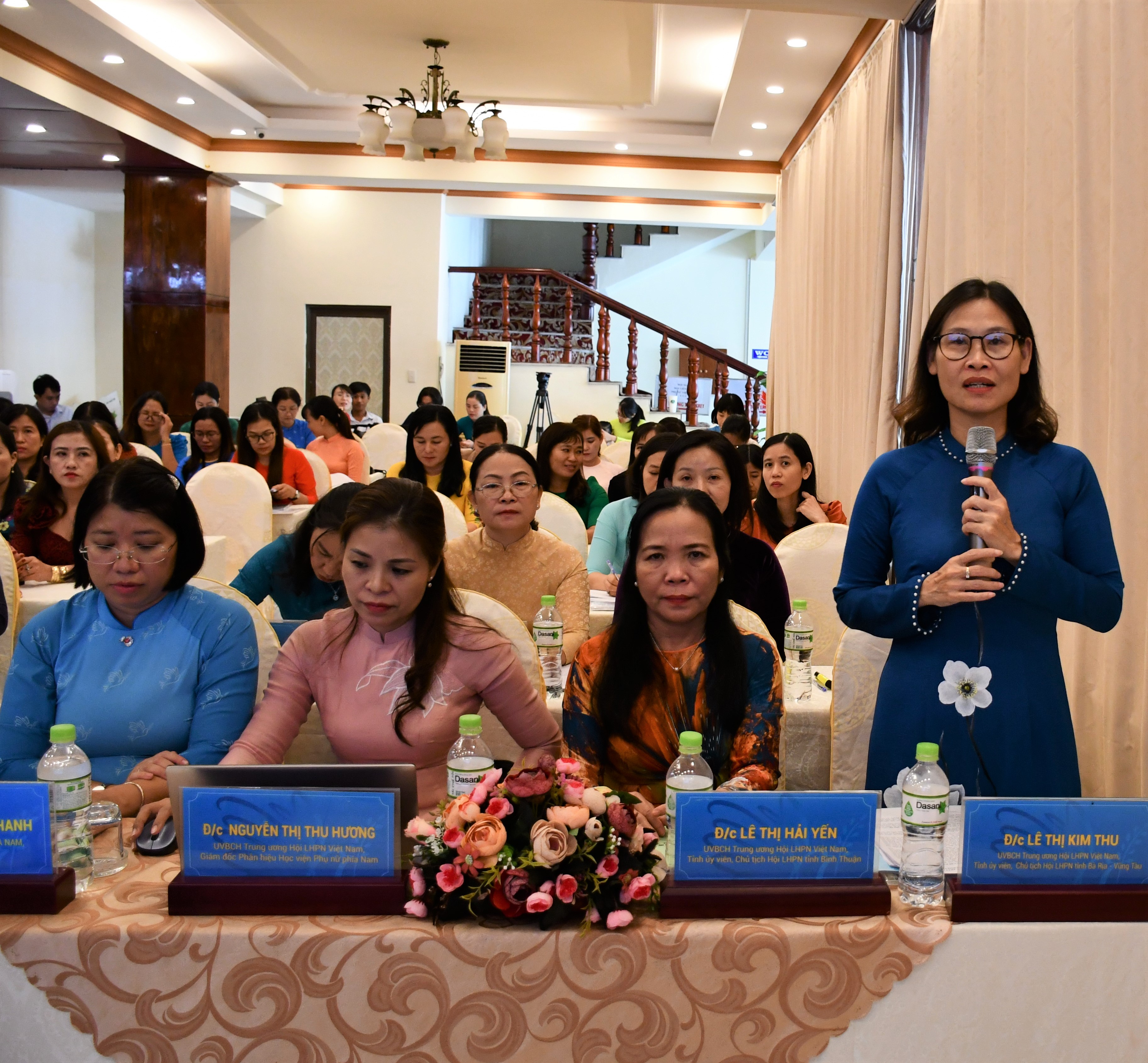 Bà Lê Thị Kim Thu, Chủ tịch Hội LHPN tỉnh phát biểu tại hội nghị.