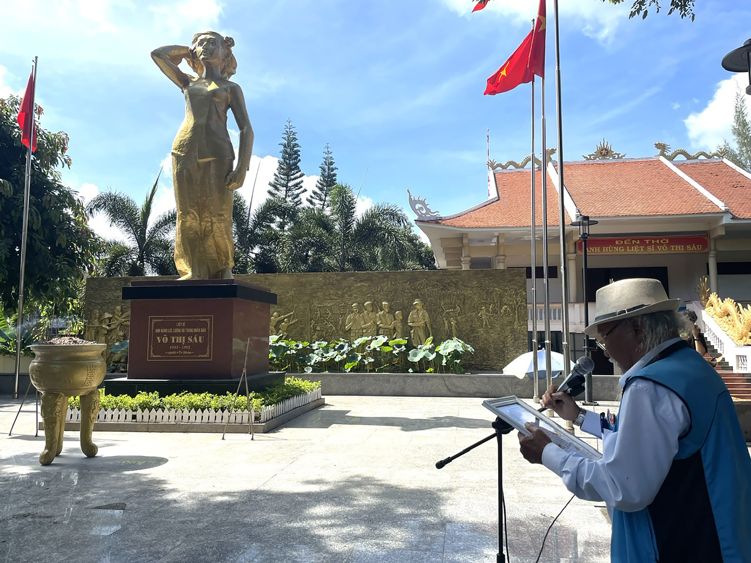 Ông Đỗ Chí Long, cựu giáo chức quận 11, TP.Hồ Chí Minh xúc động đọc bài thơ “Người con gái anh hùng” do ông sáng tác tại Tượng đài Anh hùng Liệt sĩ Võ Thị Sáu ngày 10/7/2023.