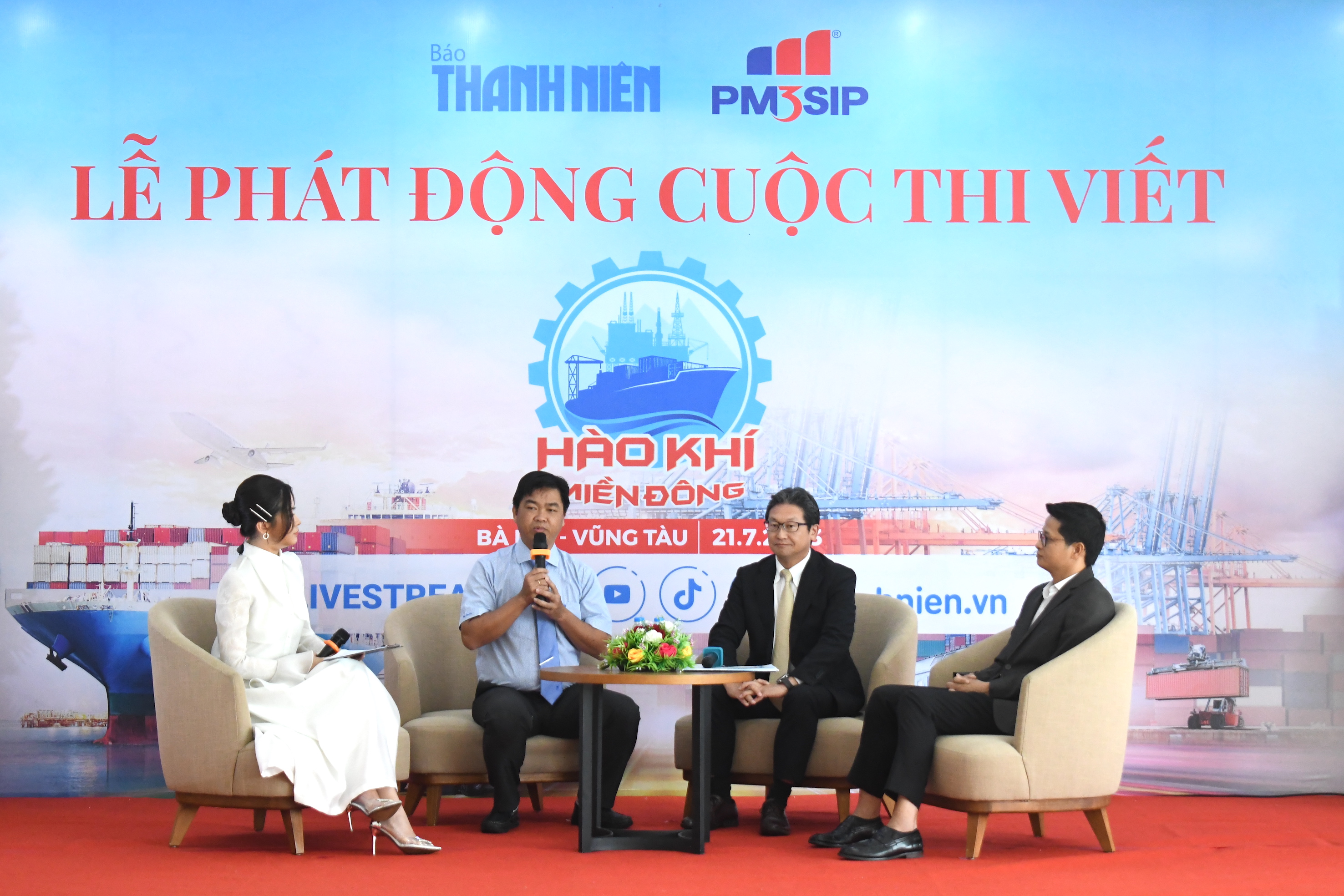 Ông Lê Văn Minh, Phó Ban Tuyên giáo Tỉnh ủy phát biểu giao lưu trong chương trình.