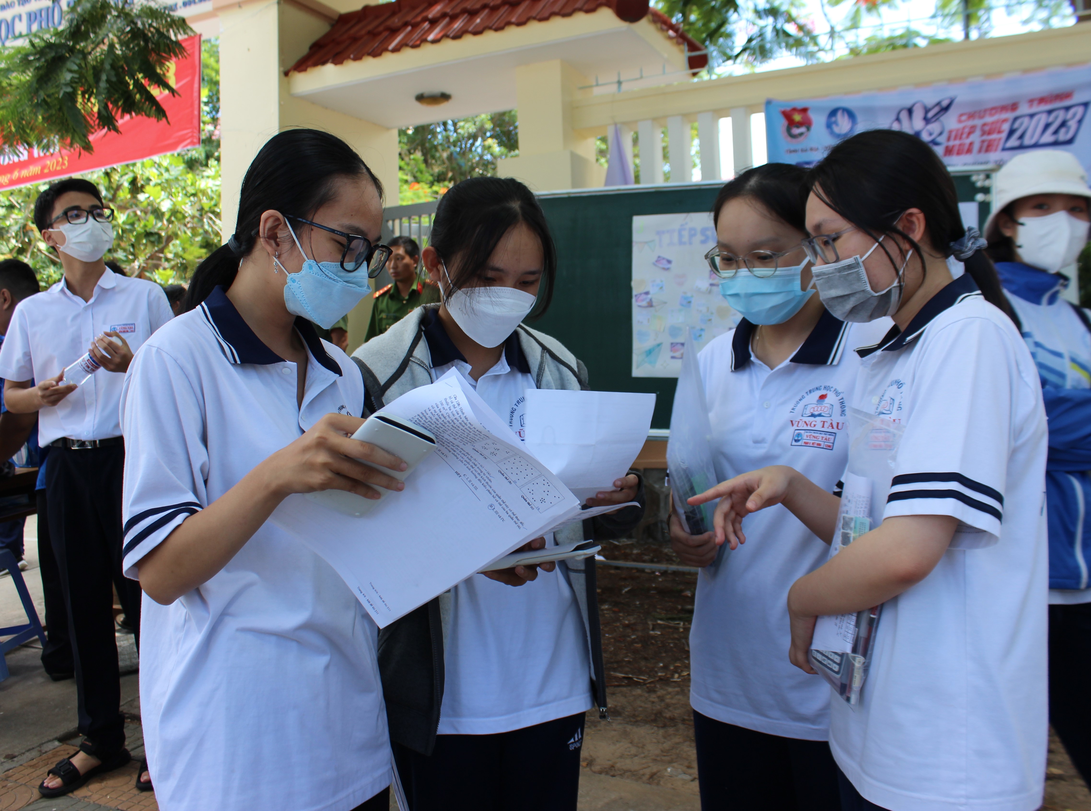 Cả nước đã tổ chức tốt Kỳ thi tốt nghiệp THPT năm 2023 bảo đảm nghiêm túc, an toàn, tạo sự đồng thuận và ủng hộ của phụ huynh HS. Trong ảnh HS tại điểm thi THPT Vũng tàu (TP. Vũng Tàu) phấn khởi sau khi hoàn thành bài thi tổ hợp.