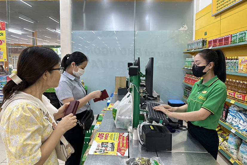 Khách mua hàng tại Bách Hoá Xanh (khu đô thị Chí Linh, TP. Vũng Tàu).