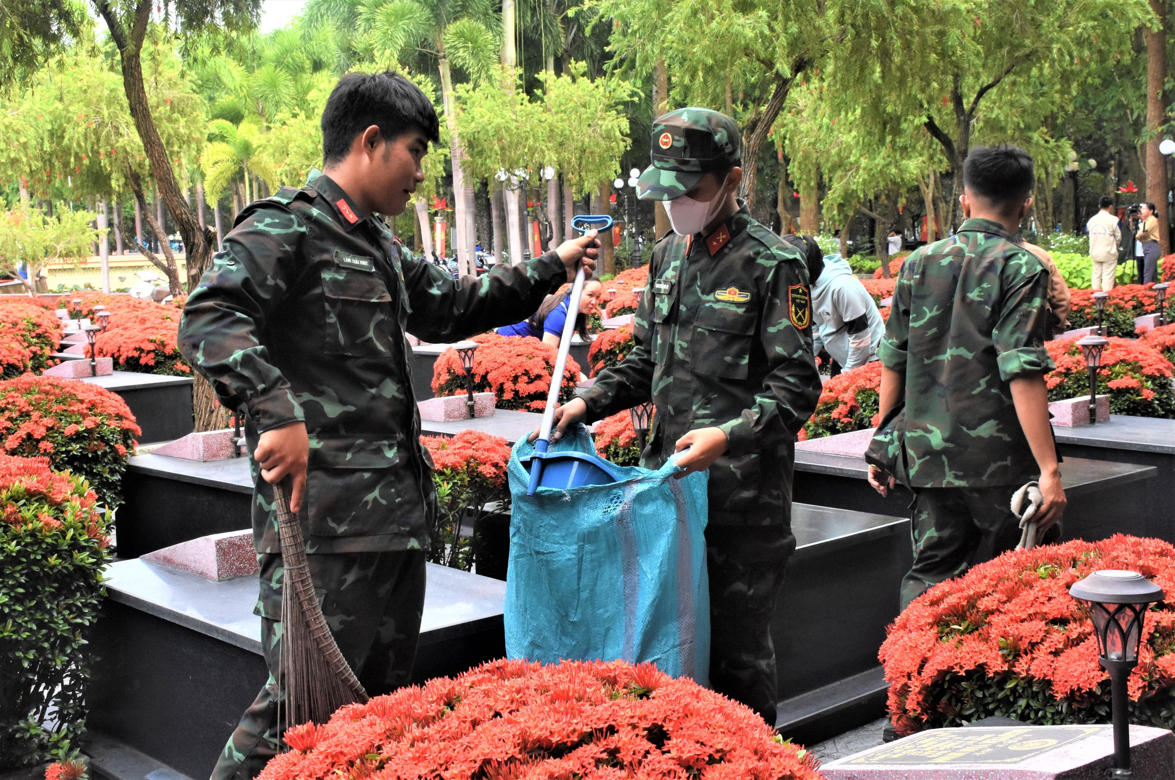 ĐVTN dọn dẹp vệ sinh lối đi giữa các phần mộ Nghĩa trang liệt sĩ lên huyện Long Điền-Đất Đỏ.