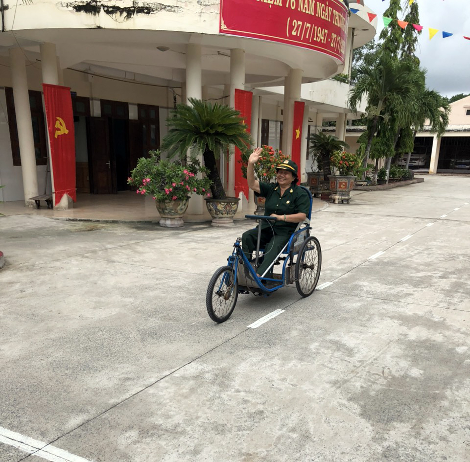 Các cô, chú thương binh thi đấu môn xe lắc tại hội thao.