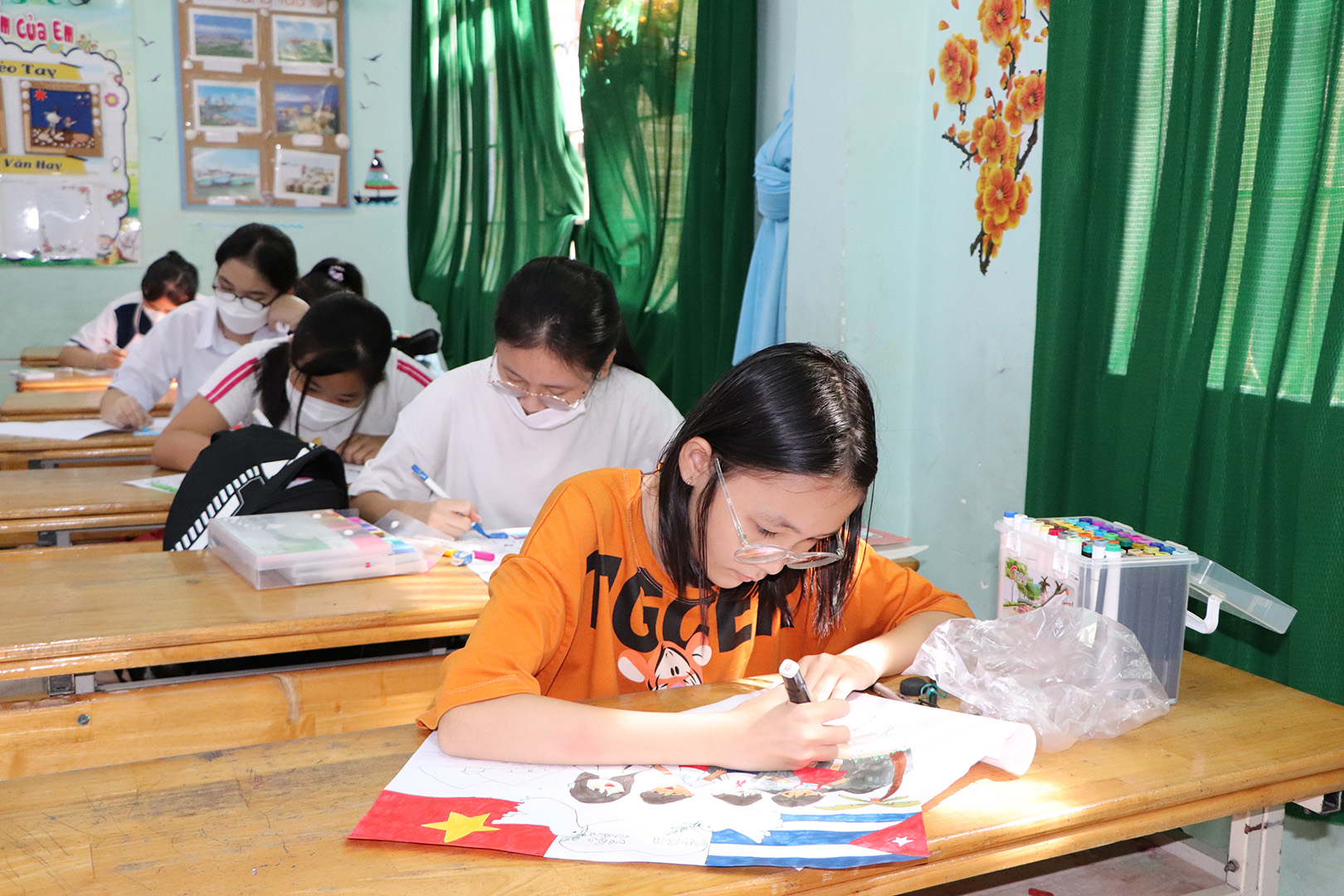 Những bức tranh với màu sắc tươi sáng được các em thiếu nhi thể hiện.