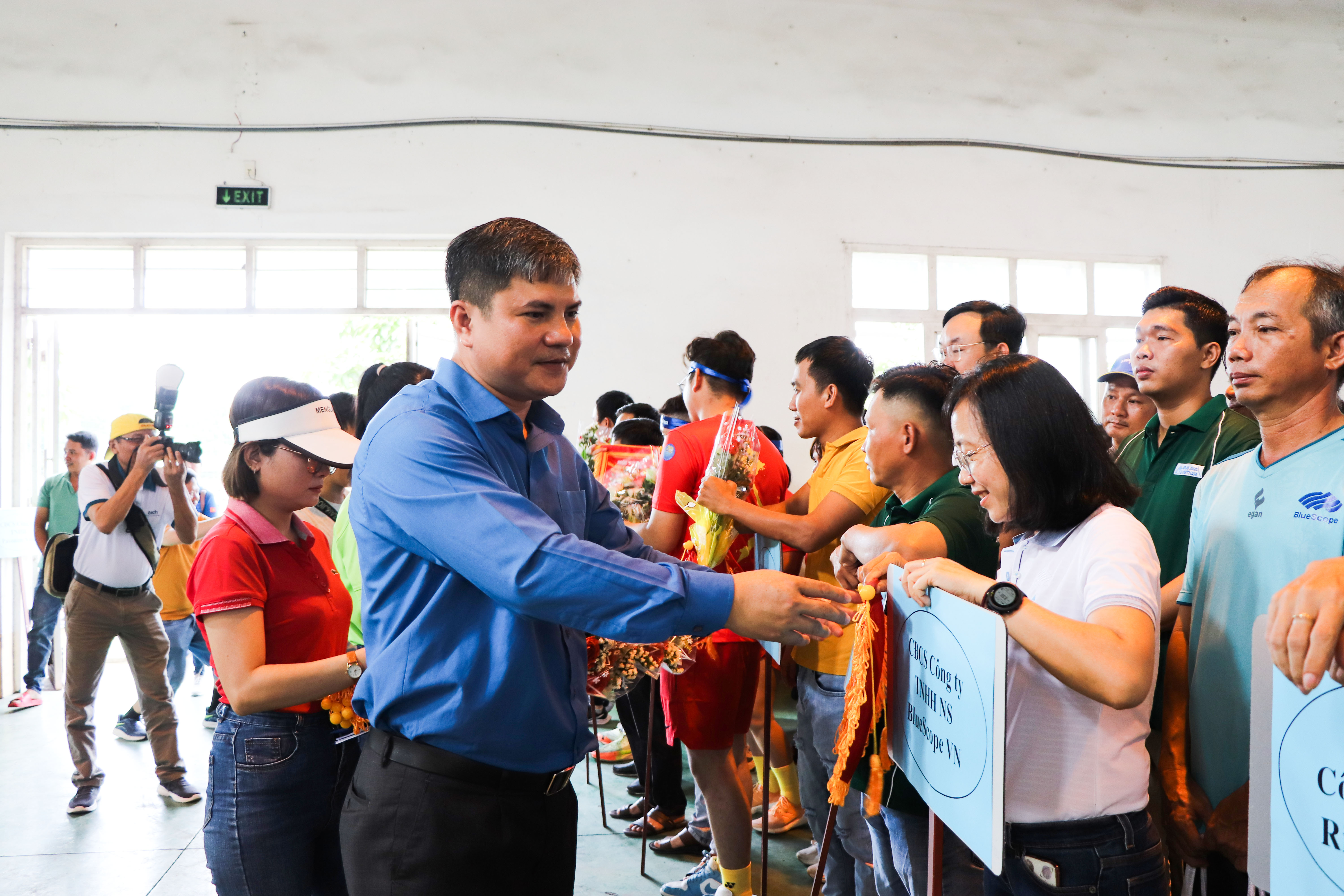 ông Nguyễn Thanh Sơn, Chủ tịch Công đoàn các KCN tỉnh trao Cờ lưu niệm cho các Công đoàn cơ sở tham gia hội thao.