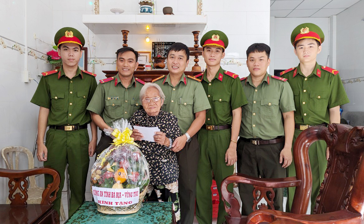 Đoàn thăm, tặng quà Mẹ VNAH Bùi Thị Đay, TP.Bà Rịa.