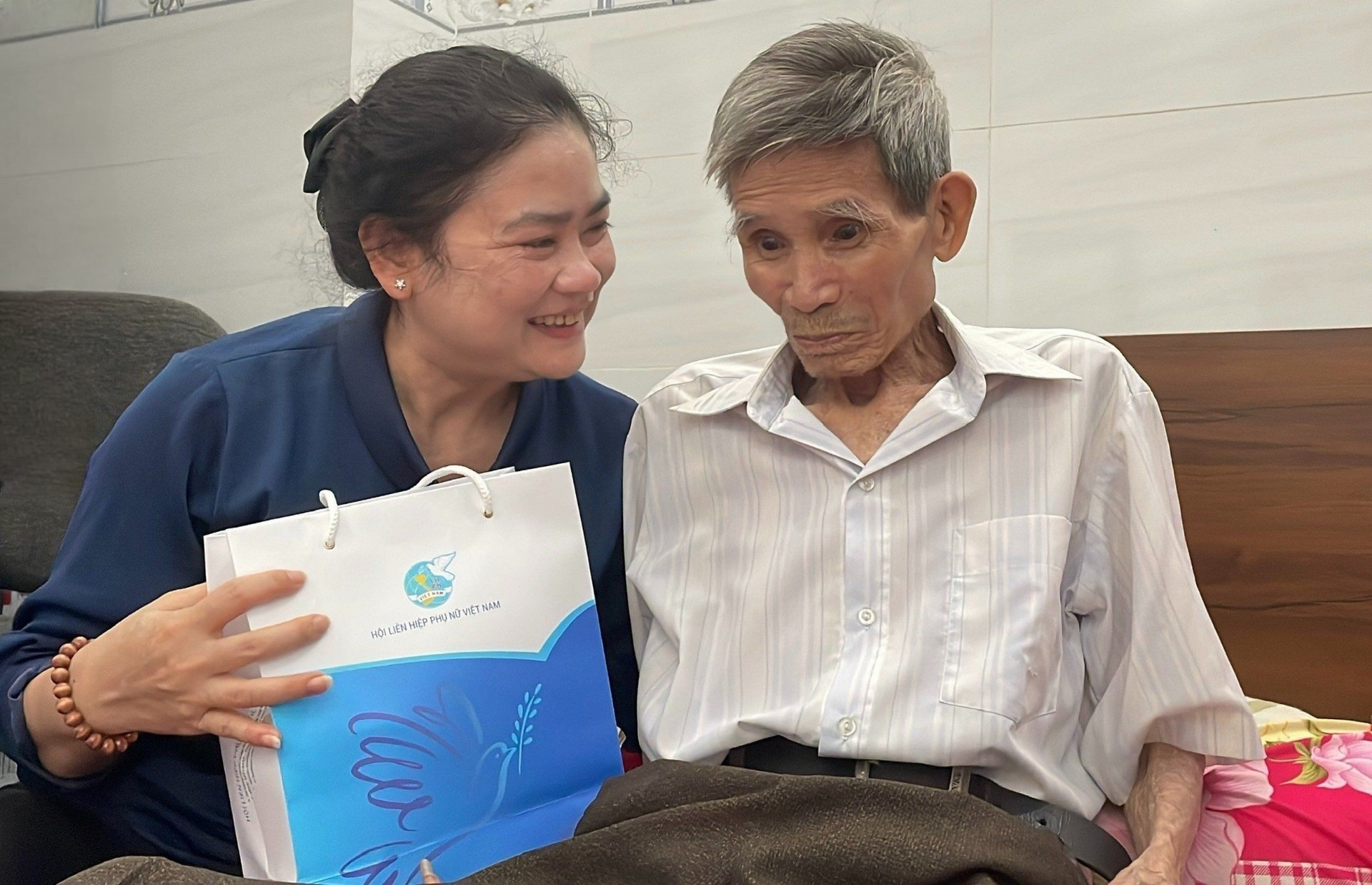 Bà Đỗ Thị Thu Thảo, Phó Chủ tịch Thường trực Trung ương Hội LHPN Việt Nam thăm, tặng quà ông Nguyễn Xuân Viên, cựu tù chính trị từng bị địch bắt và tù đày tại Côn Đảo.