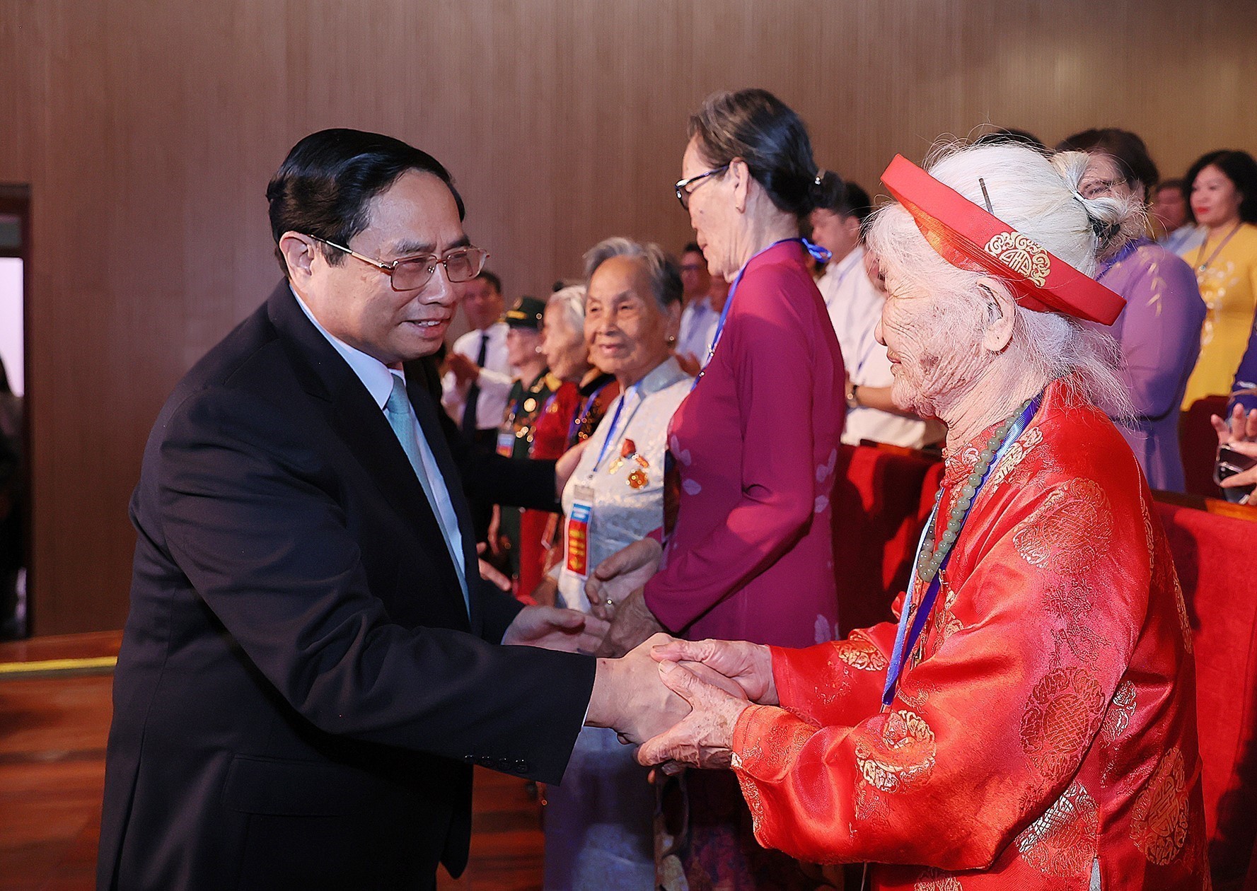 Thủ tướng Chính phủ Phạm Minh Chính thăm hỏi các Mẹ Việt Nam Anh hùng tham dự hội nghị. Ảnh: DƯƠNG GIANG