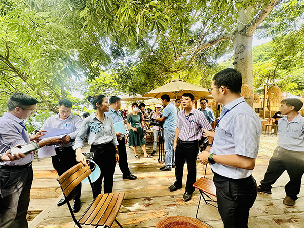 Lực lượng chức năng kiểm tra các công trình xây dựng trái phép, sai phép trên đường Trần Phú.