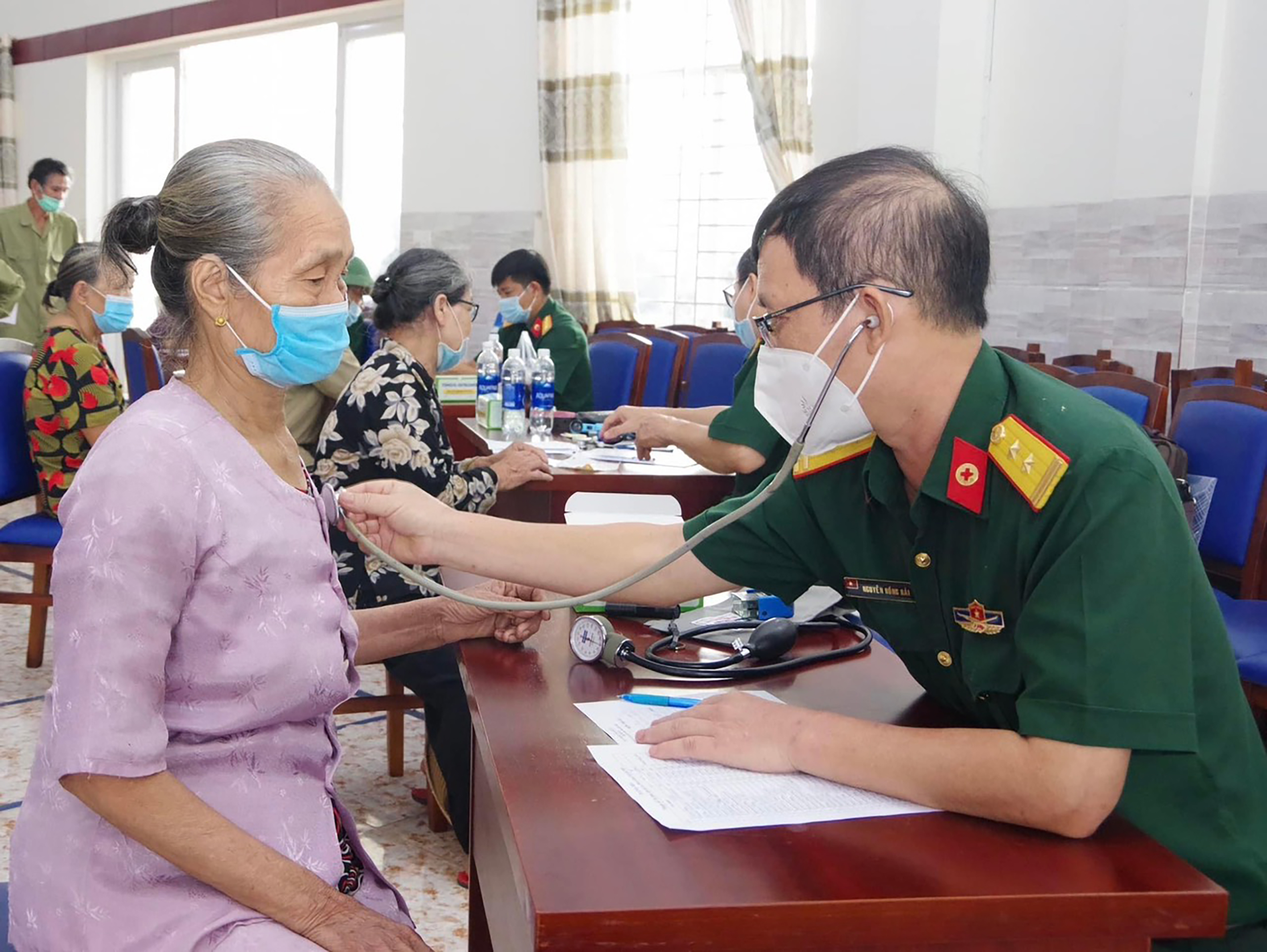 Lực lượng quân y Phòng Hậu cần - Bộ CHQS tỉnh khám bệnh cho gia đình chính sách xã Hòa Bình, huyện Xuyên Mộc.