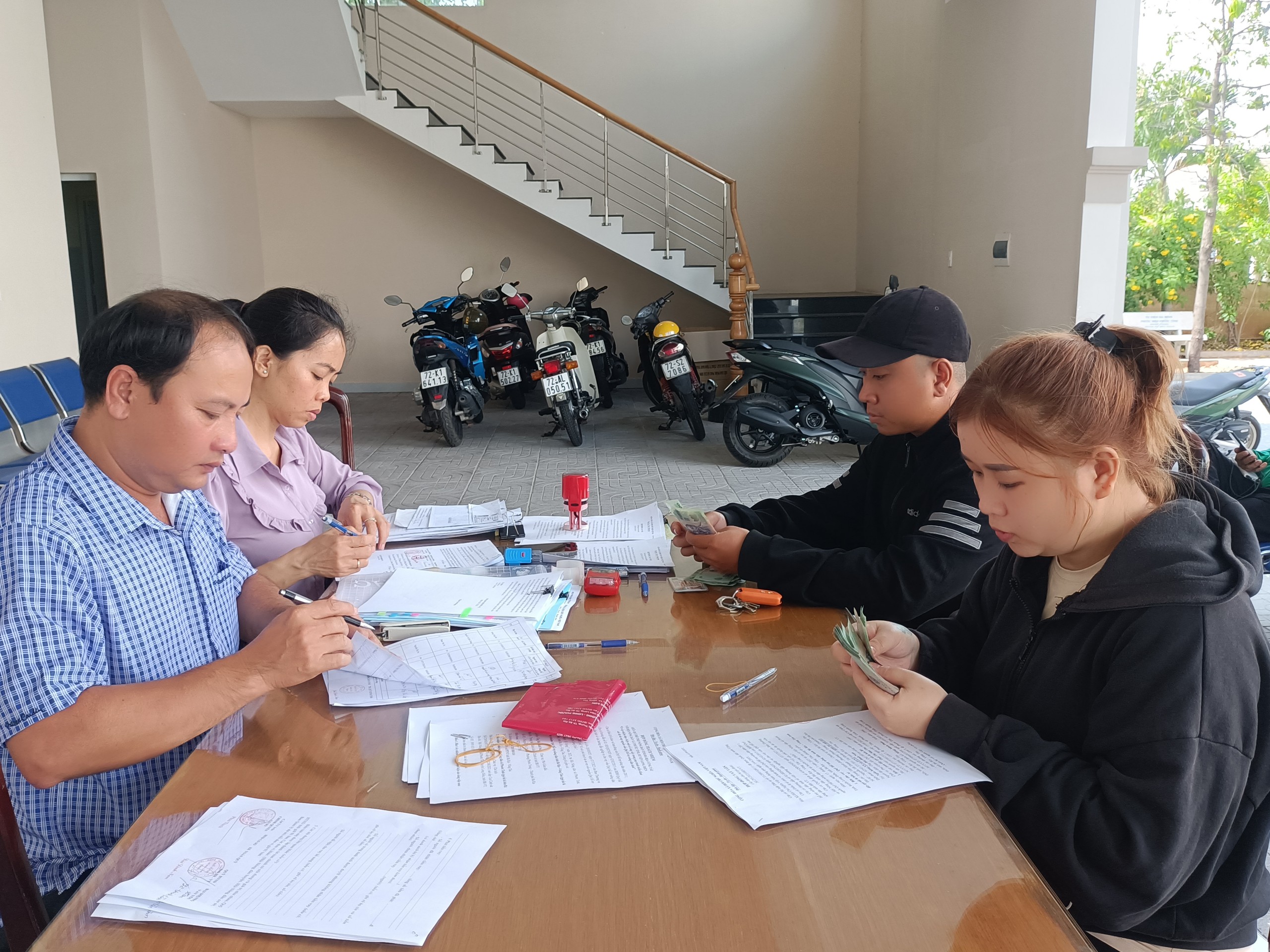 Các ngư dân xã Phước Tỉnh nhận vốn vay với lãi suất ưu đãi từ Quỹ Hỗ trợ Nông dân tỉnh ngày 13/7/2023.
