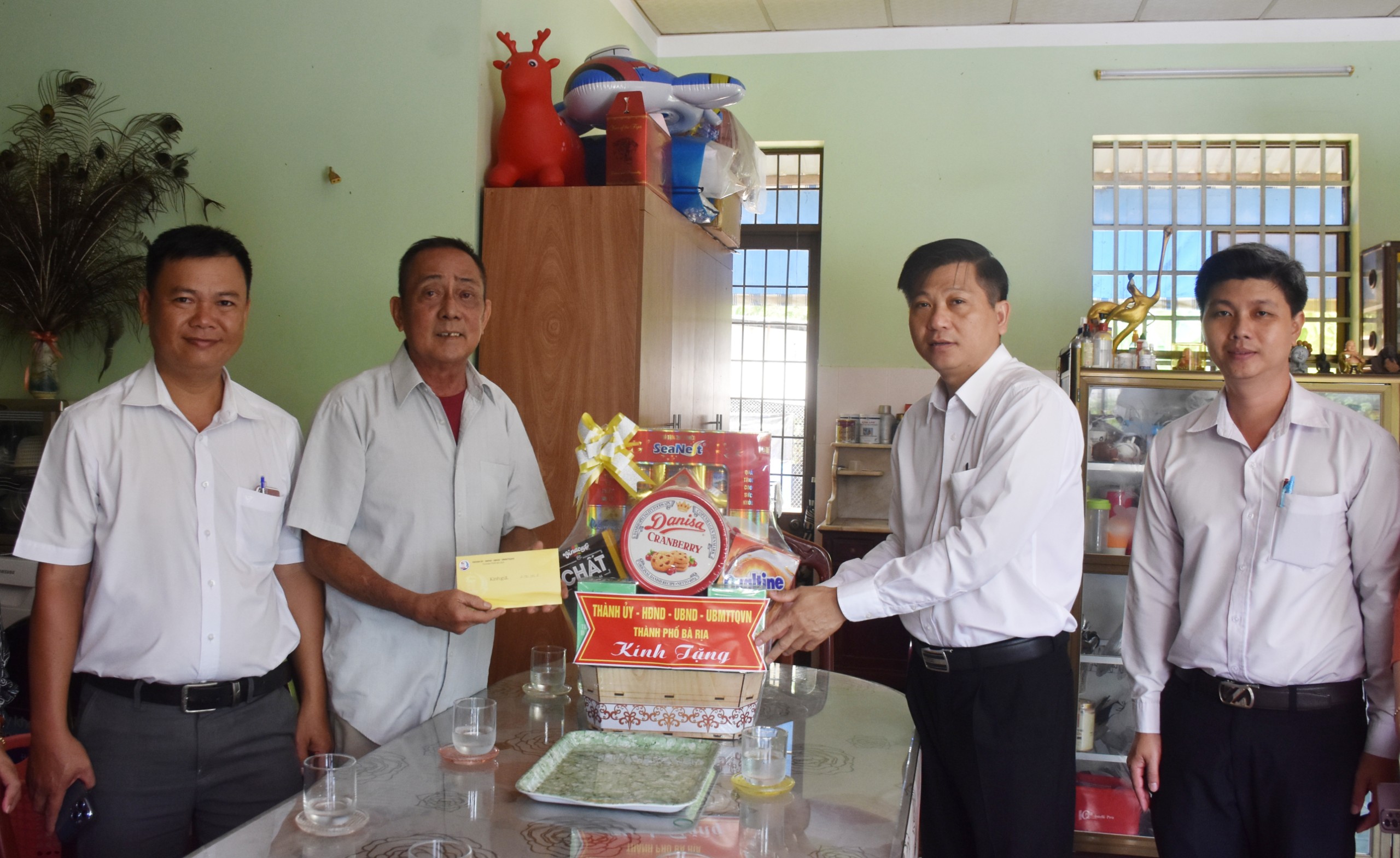 Bí thư Thành ủy Bà Rịa Trần Văn Tuấn đến thăm gia đình Anh hùng lực lượng vũ trang (AHLLVT) Lê Thành Duy (ở KP3, phường Phước Trung);