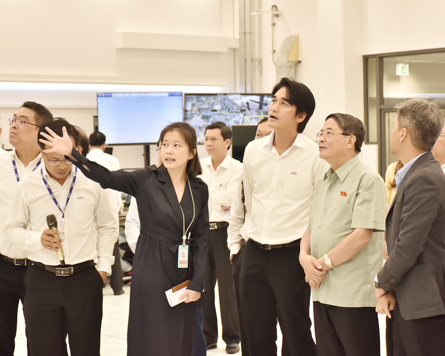 Đoàn giám sát đi thực tế nhà điều khiển trung tâm khu vực sản xuất nguyên liệu thô tại LSP