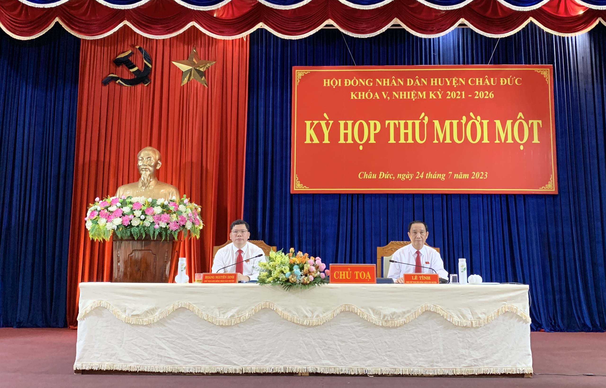 Ông Hoàng Nguyên Dinh, Bí thư Huyện uỷ, Chủ tịch HĐND huyện Châu Đức;  ông Lê Tình, Phó Chủ tịch HĐND huyện chủ trì tại Kỳ họp.