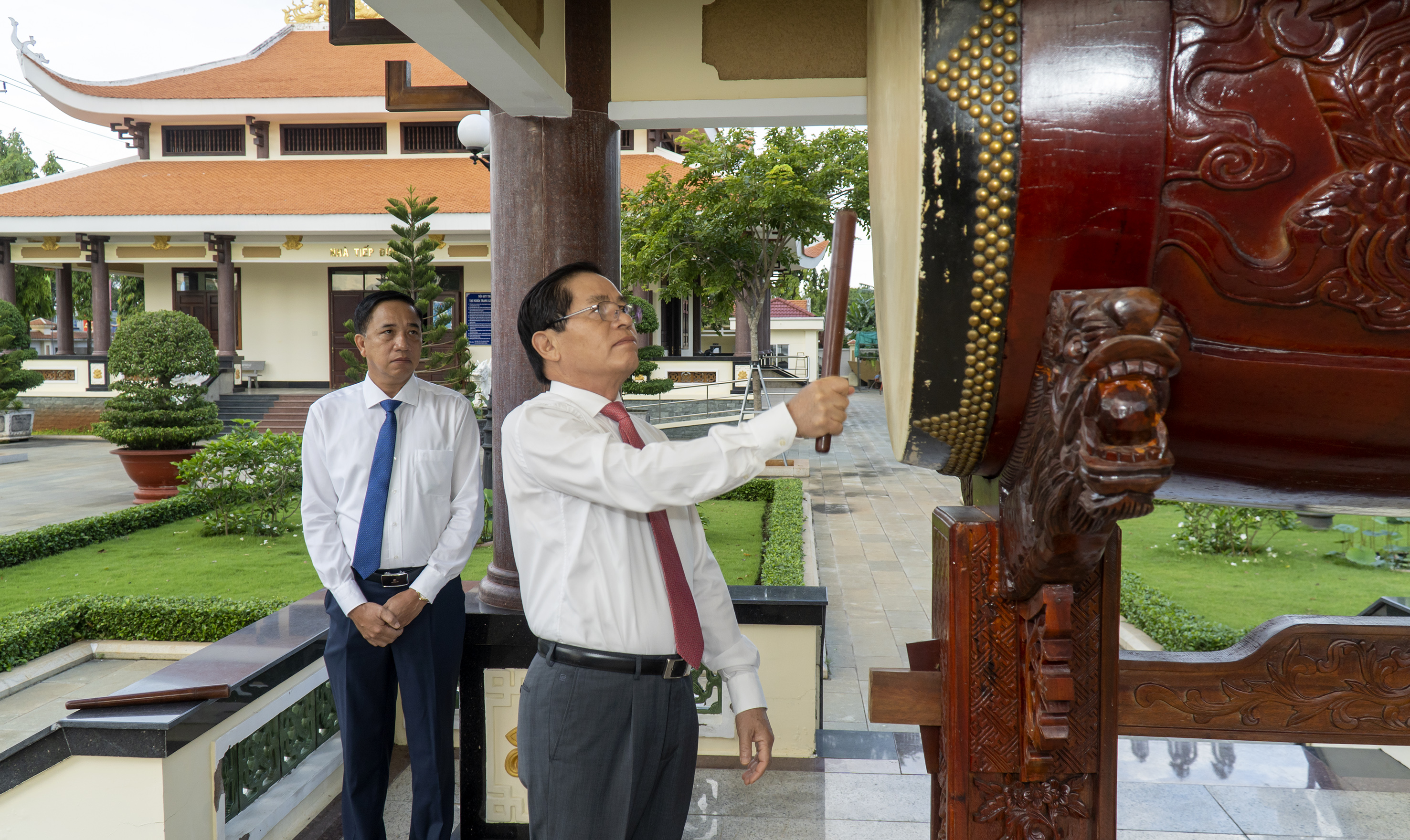Ông Phạm Viết Thanh, Ủy viên Trung ương Đảng, Bí thư Tỉnh ủy thực hiện nghi thức khai trống tại lễ viếng.