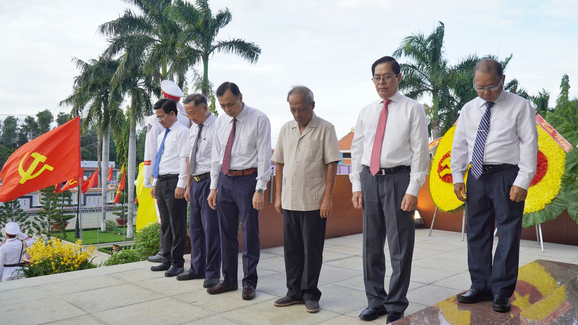 Các đại biểu dành một phút mặc niệm thành kính bày tỏ lòng biết vô hạn trước anh linh các anh hùng liệt sĩ..
