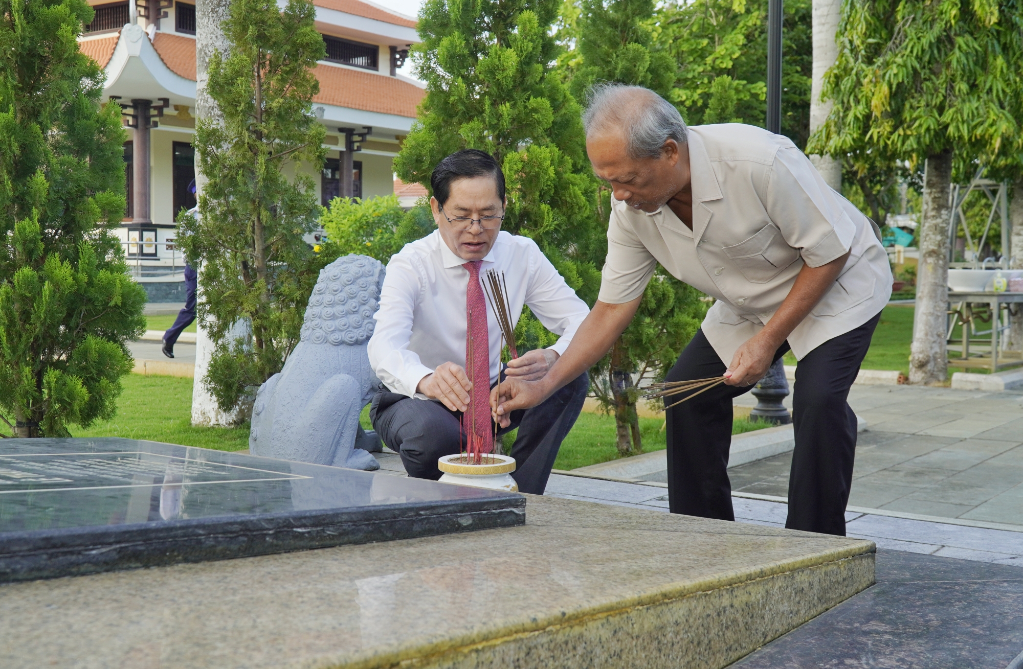 Ông Phạm Viết Thanh, Ủy viên Trung ương Đảng, Bí thư Tỉnh ủy và ông Nguyễn Tuấn Minh, nguyên Bí thư Tỉnh ủy thắp hương tại các phần mộ liệt sĩ.
